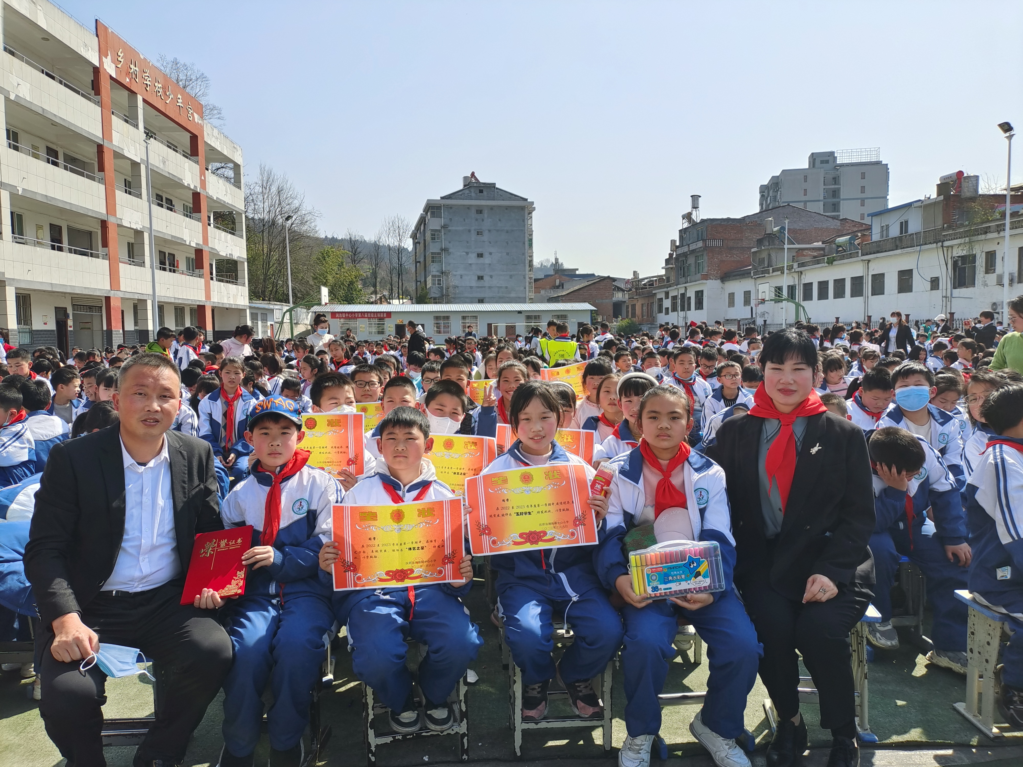 汉阴涧池镇中心小学开展庆“三八”系列活动