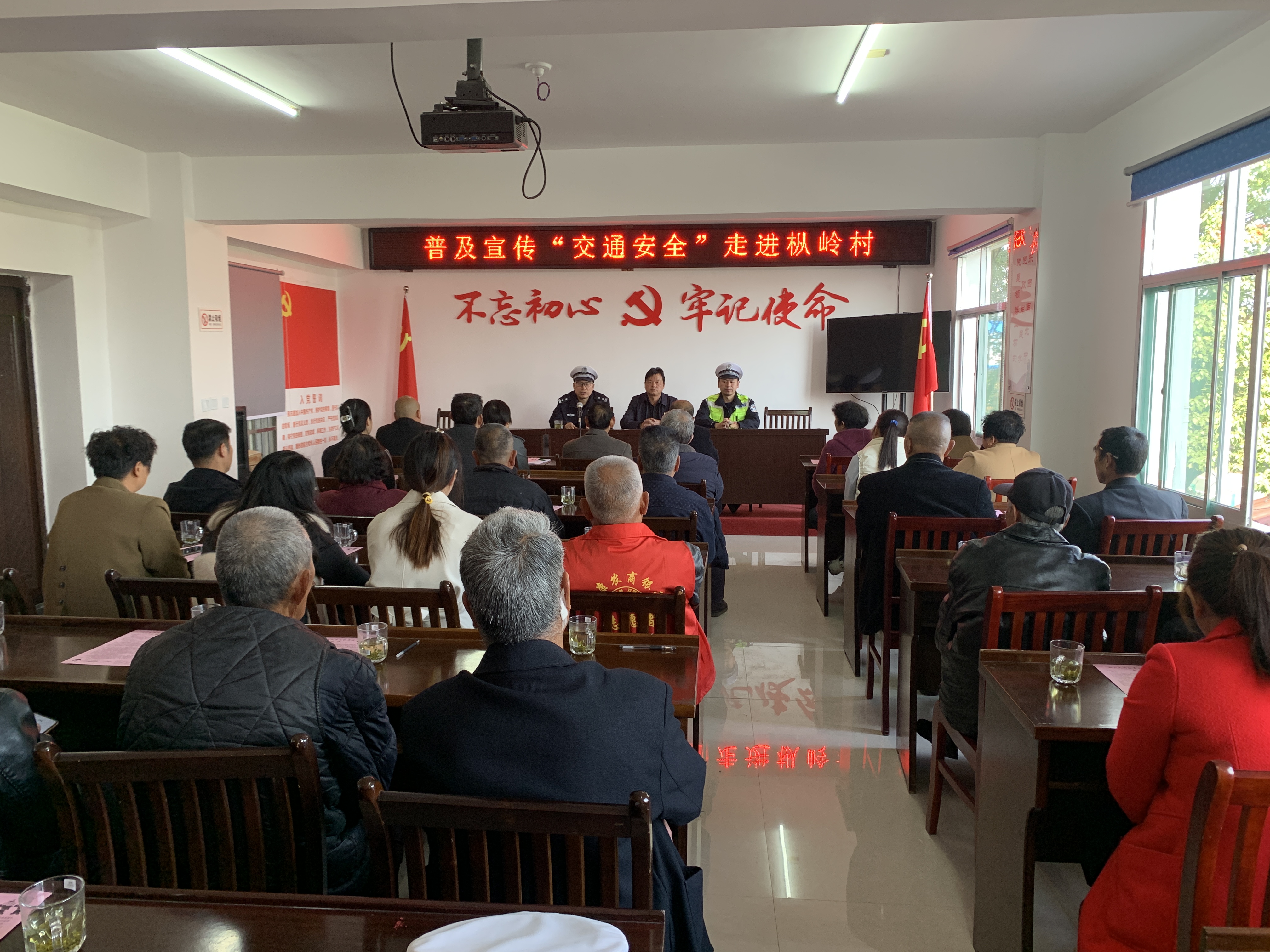 汉阴公安交警进农村开展交通安全宣传