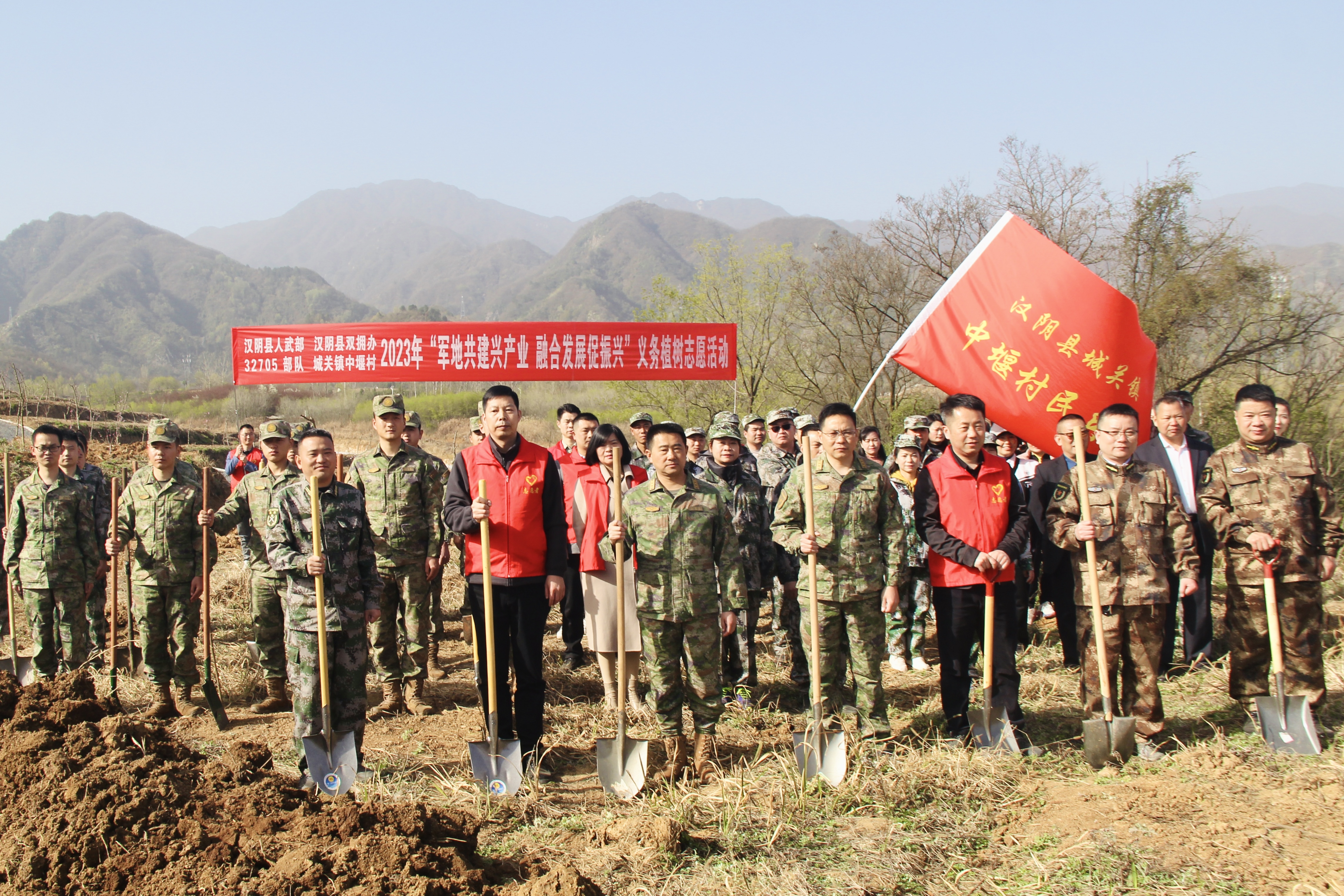 阳春三月植树忙 春风又逢“迷彩绿” ——汉阴县人武部组织开展义务植树活动