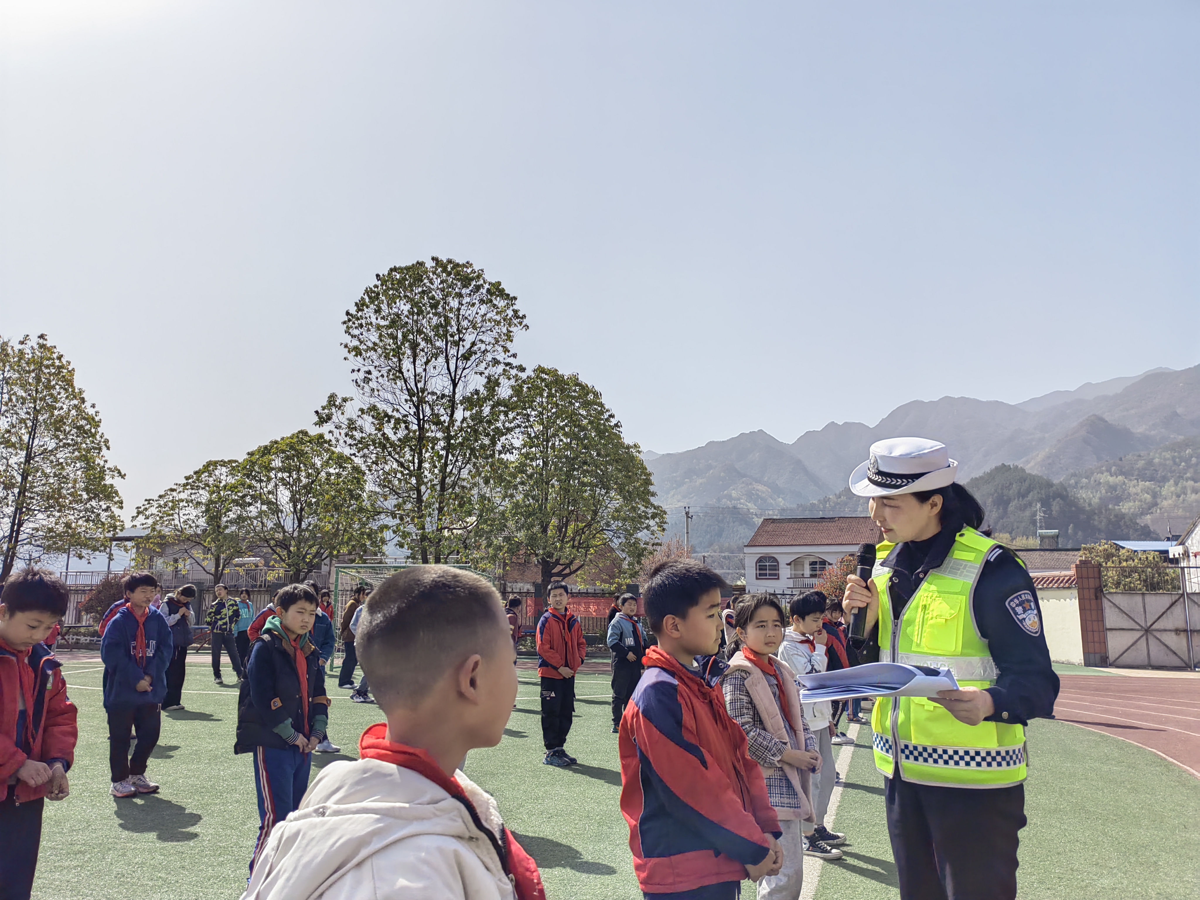 把好交通安全关 法律知识进校园——汉阴县高梁小学举办交通安全暨法治教育报告会