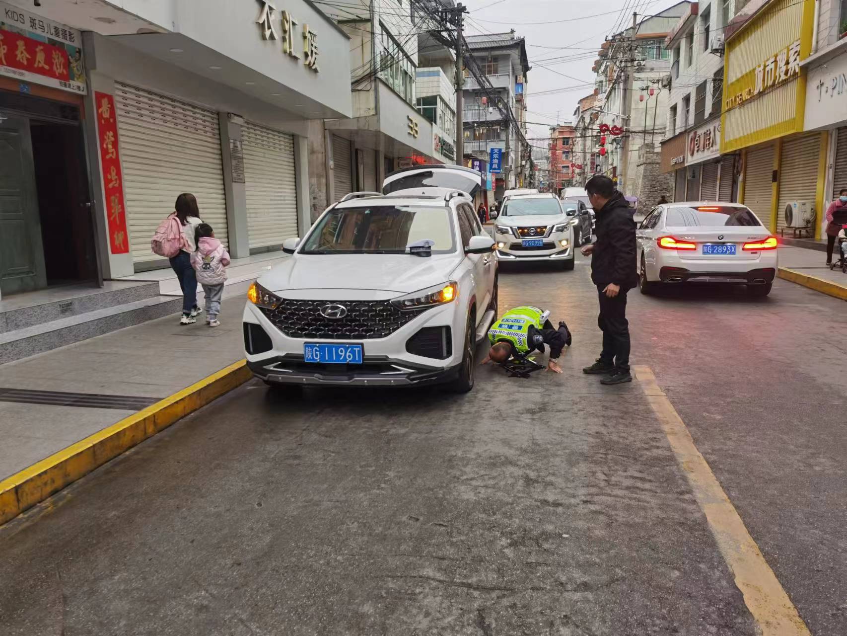 【学习党的二十大精神 警民共建一家亲】警心“暖”民心 交警守护您