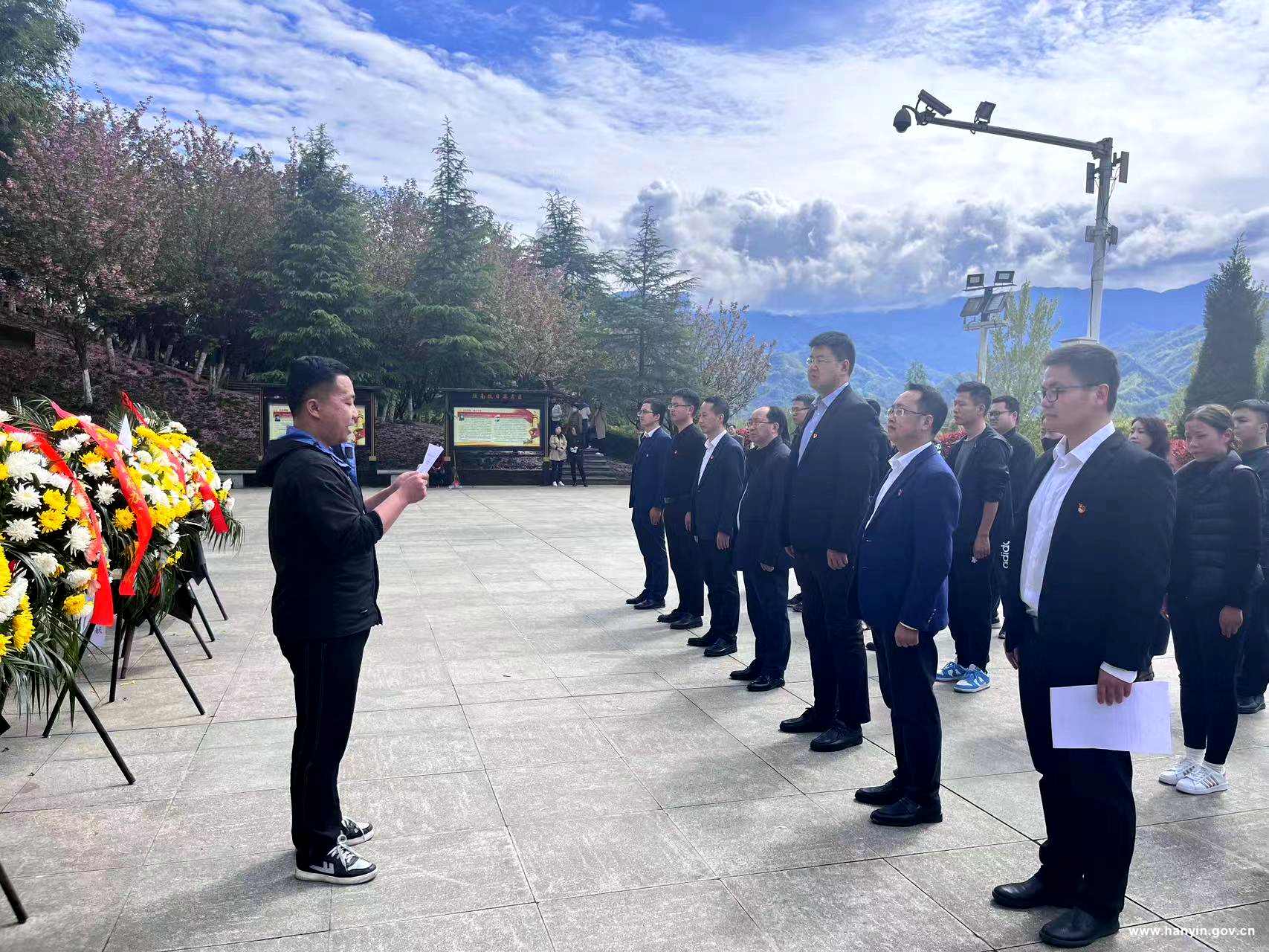 县政府办党支部开展“祭奠革命先烈，传承革命精神”主题党日活动