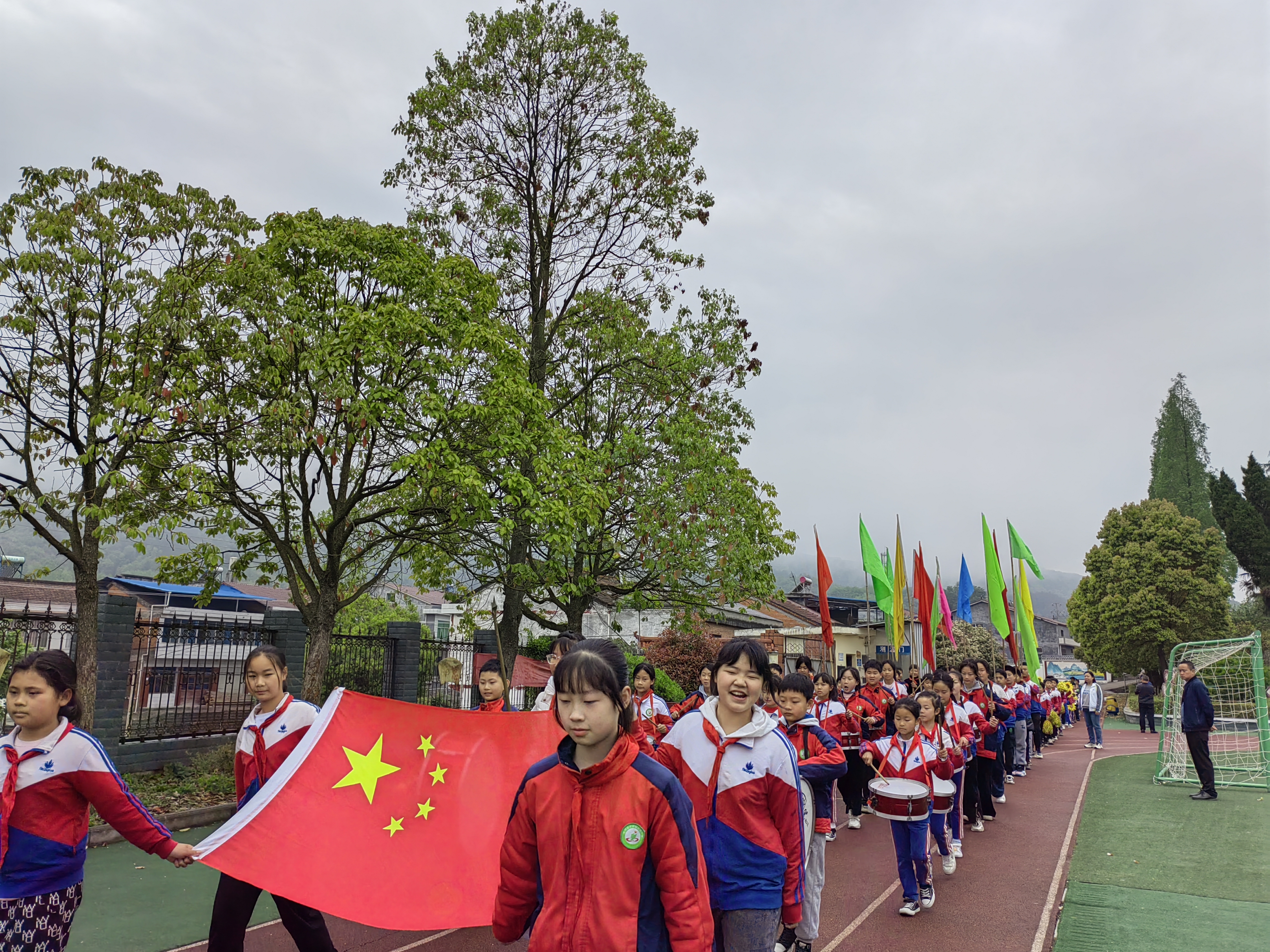 “悦”运动   促成长——汉阴县高梁小学举行校园春季运动会
