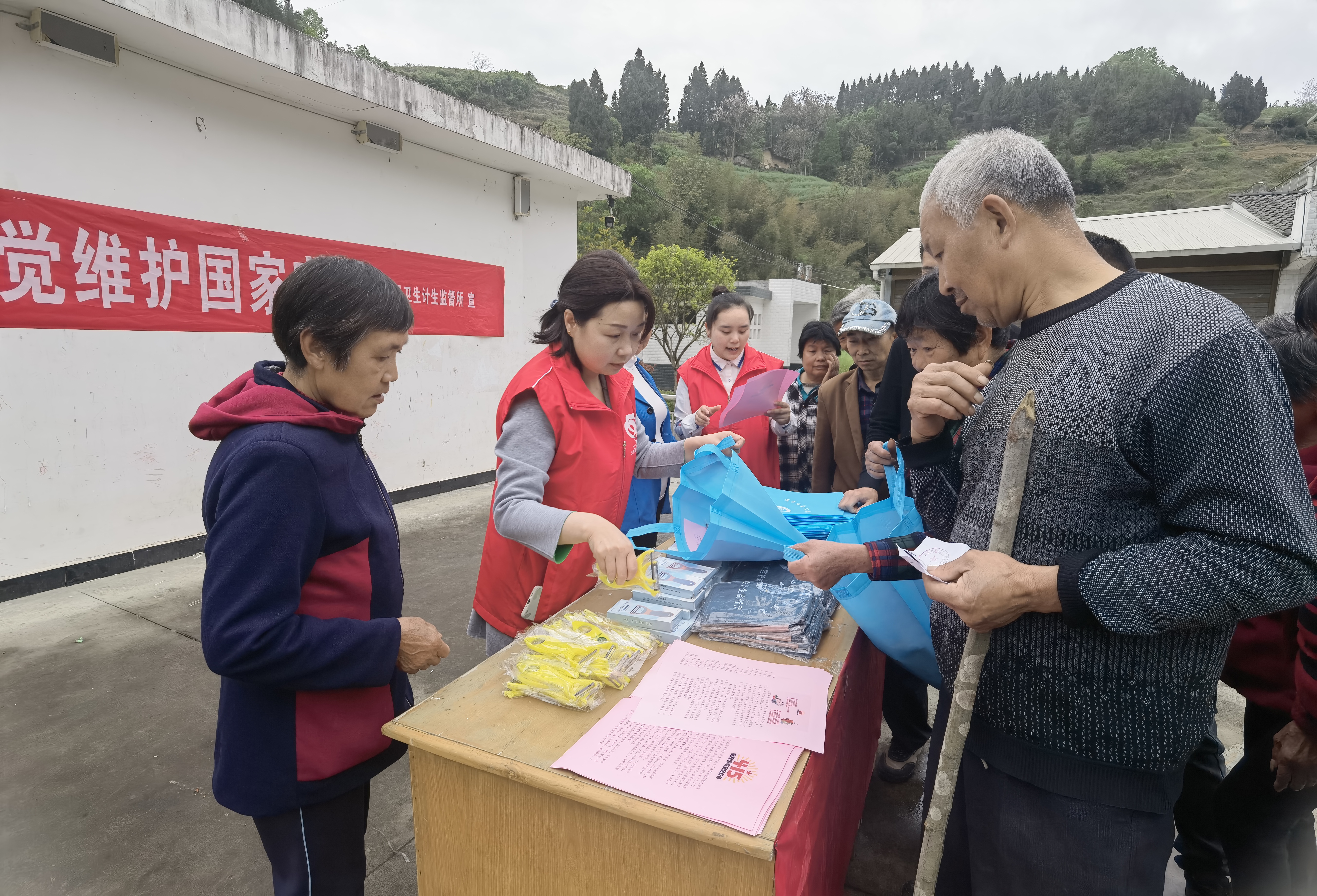 汉阴县卫生计生监督所积极开展国家安全教育宣传活动
