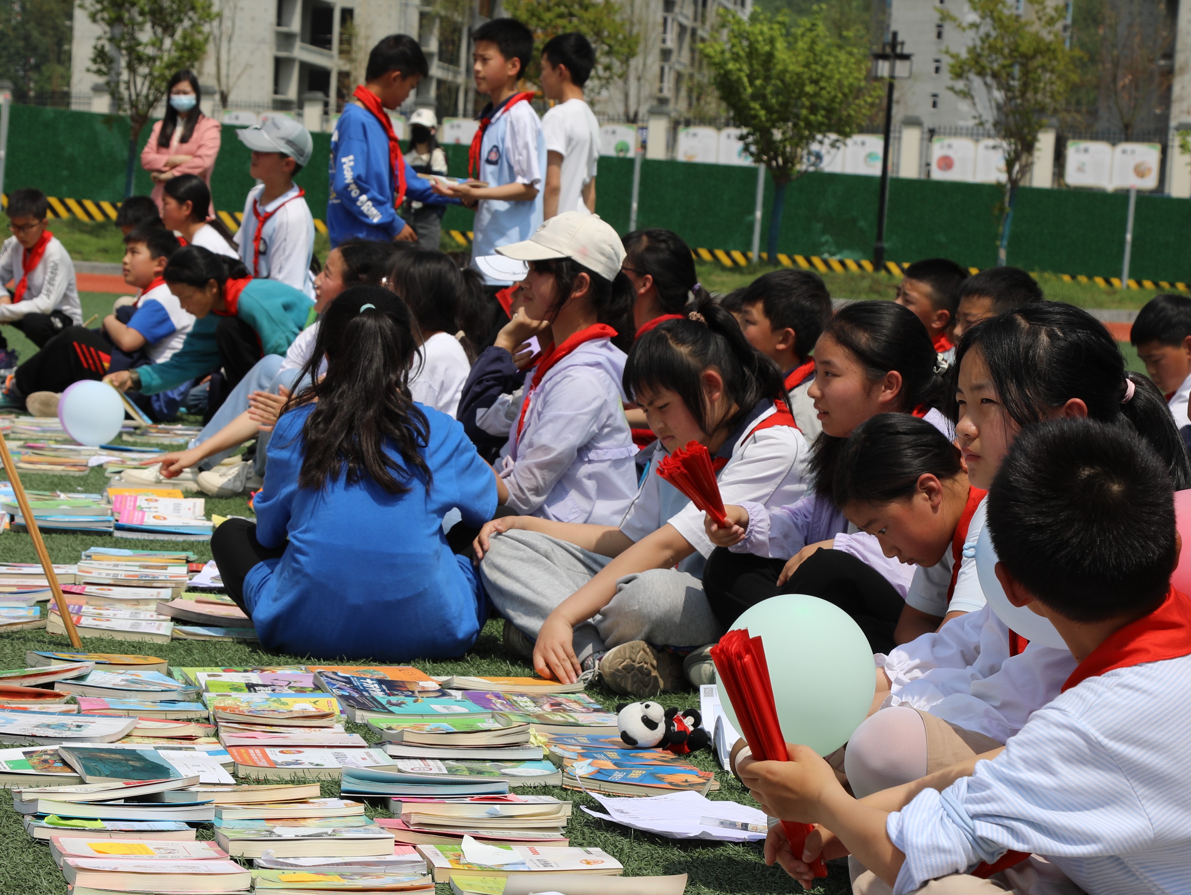 汉阴县恒大小学开展“好书分享，馥郁书香”跳蚤书市活动
