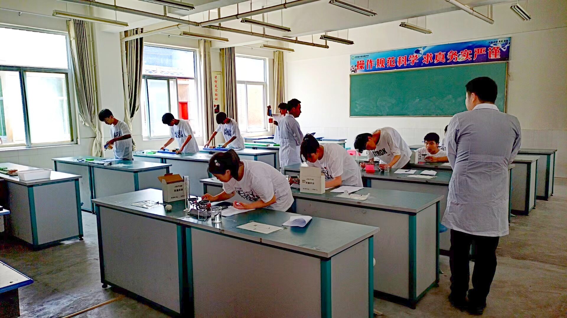 汉阴县平梁初中举行理化生学生实验操作技能竞赛