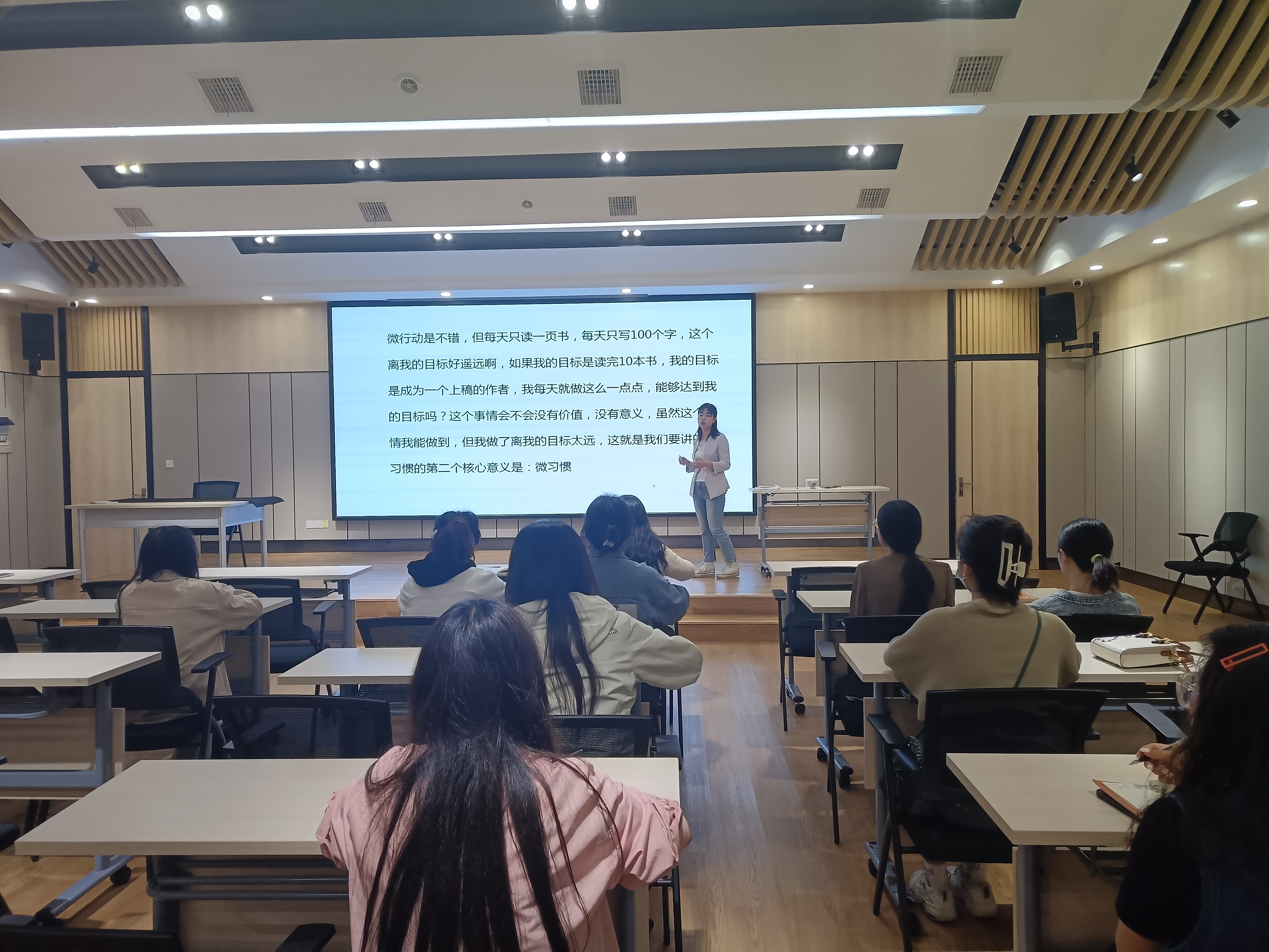 强能力 转作风——汉阴县融媒体中心开展NEWS女干部读书班第一期读书分享活动