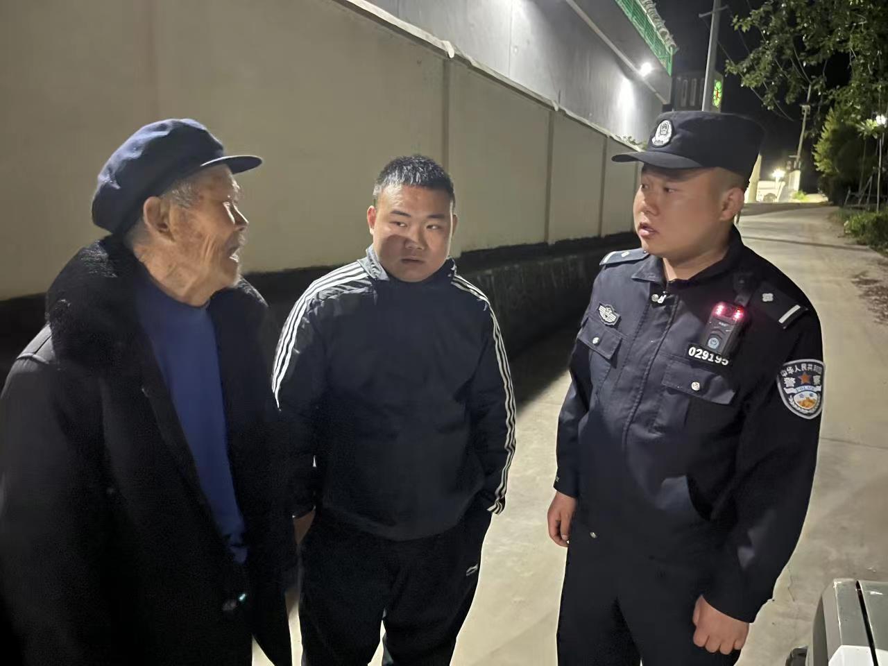 汉阴公安城郊派出所将走失老人安全送回家中