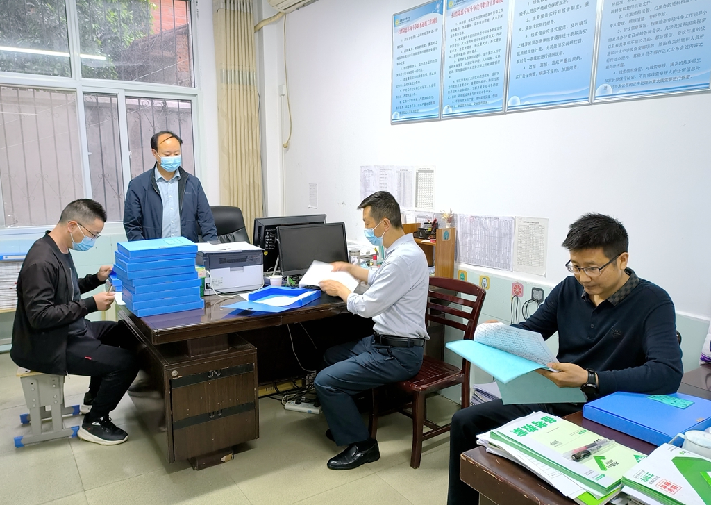 汉阴县教体科技局检查组到汉阴县初级中学检查校园安全工作