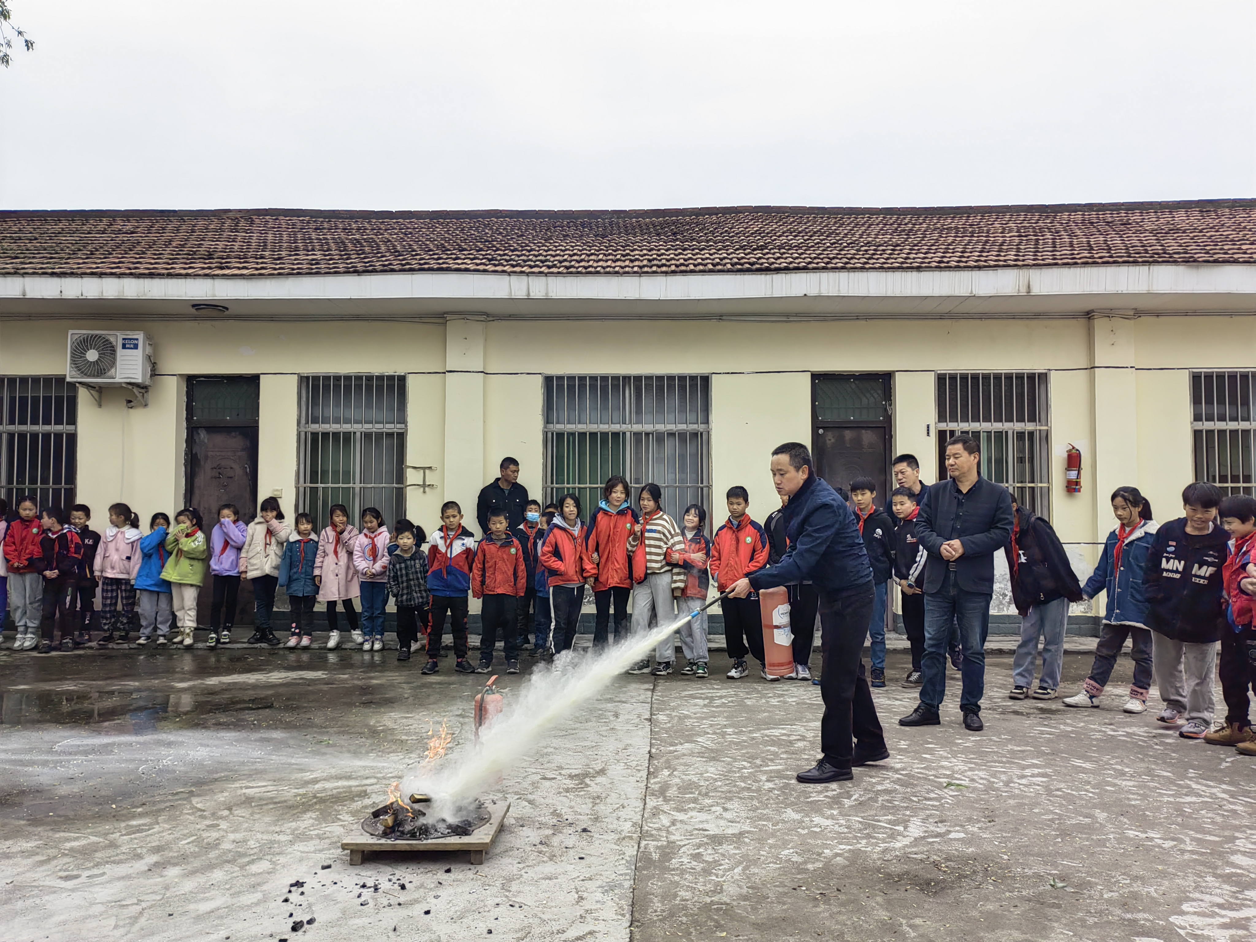 学会使用灭火器 预防家庭火灾起——汉阴县高梁小学举行消防演练