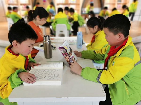 汉阴县城关一小开启走进图书馆研学之旅