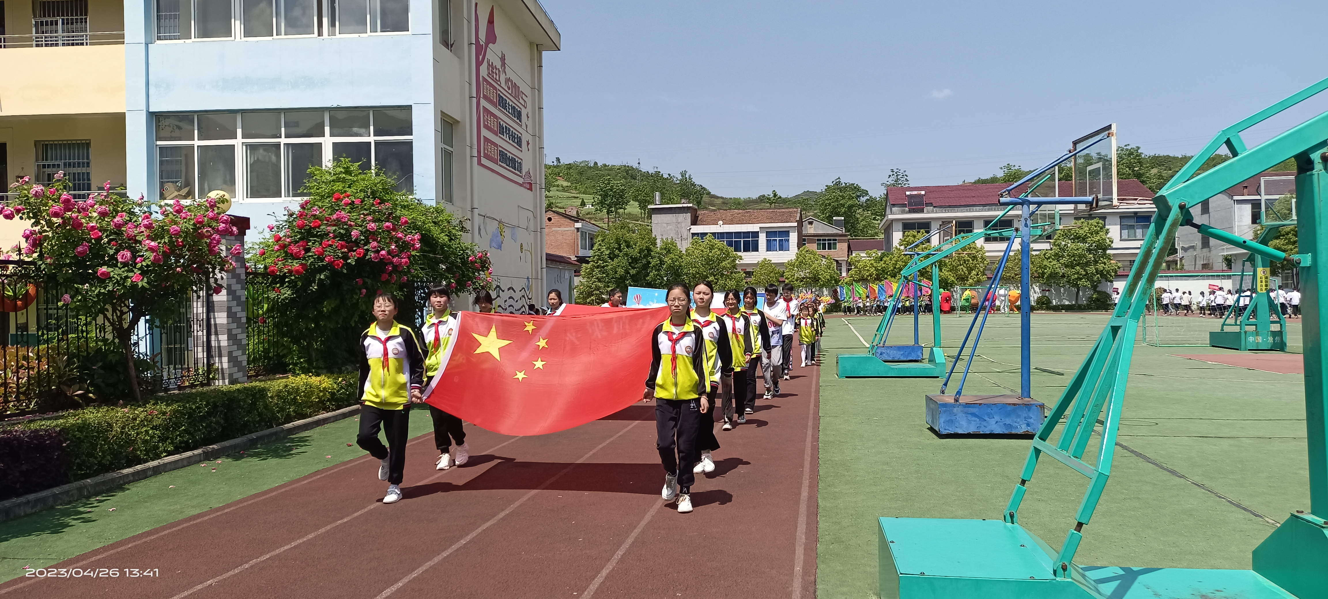 汉阴县平梁镇中心小学召开第十七届春季田径运动会