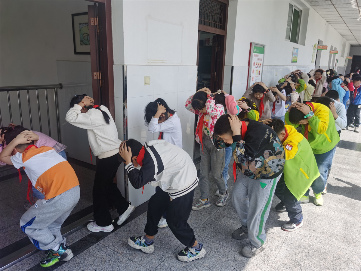 汉阴县城关一小扎实开展防灾减灾系列宣传教育活动