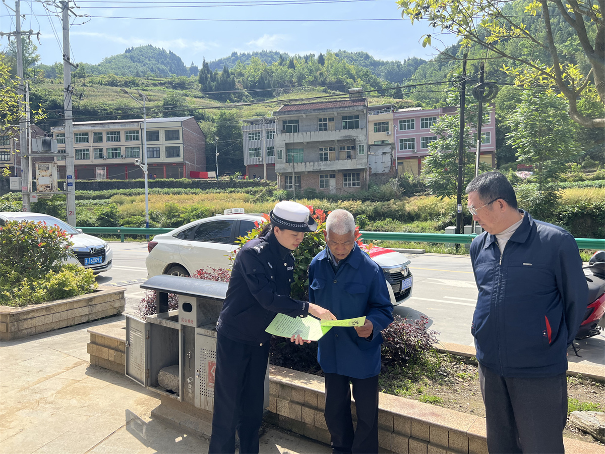汉阴公安交警：“一老一小”同守护 交通安全宣传不止步
