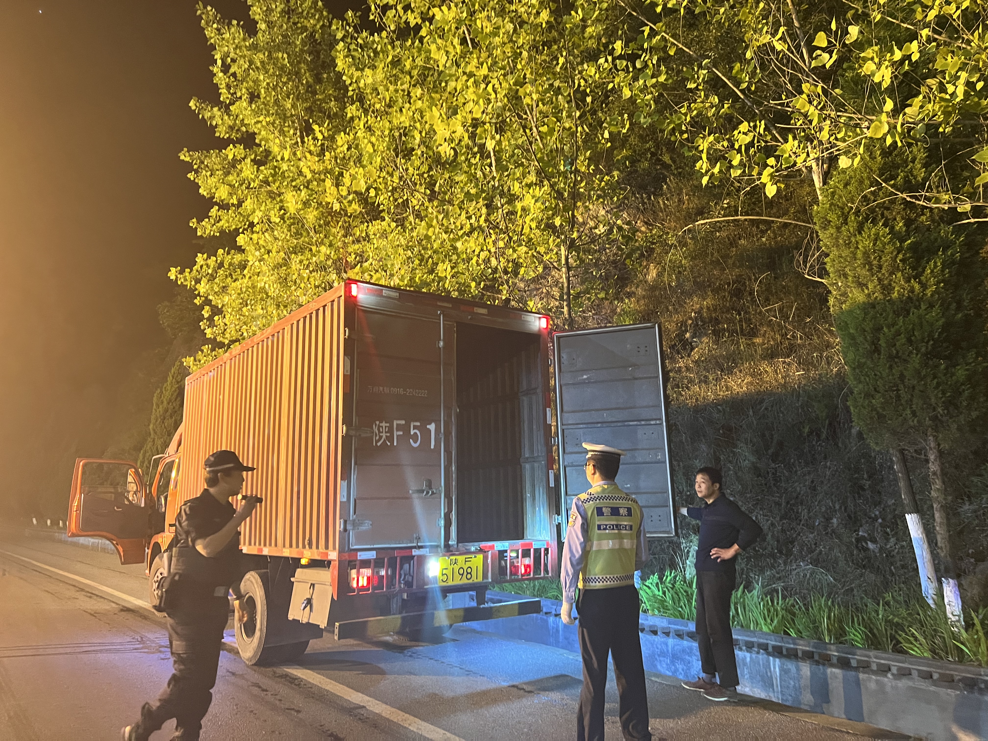 汉阴公安交警：紧盯“两客一危一货”重点车辆不放松