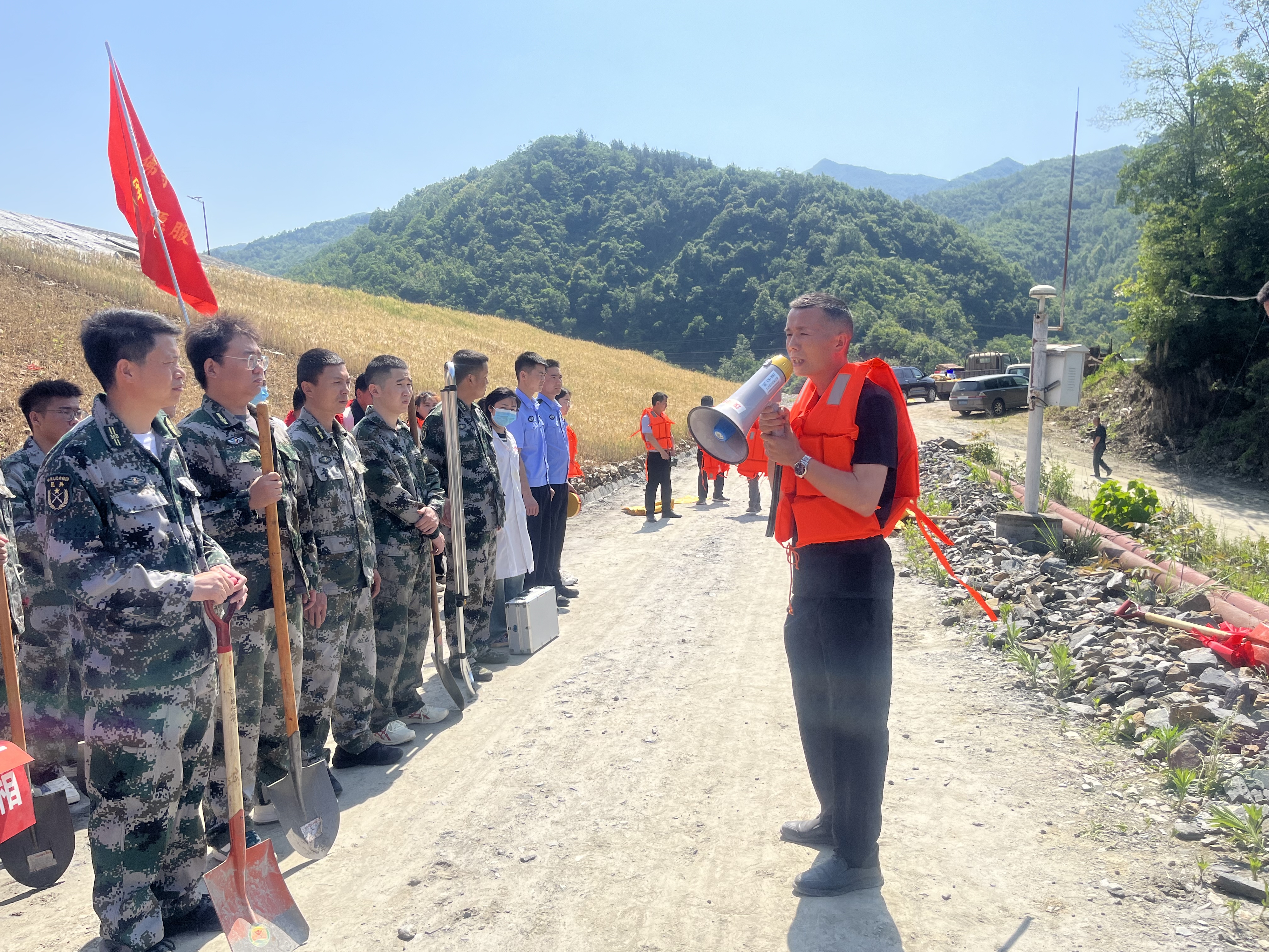 铁佛寺镇退役军人志愿服务队积极参与地质灾害应急演练
