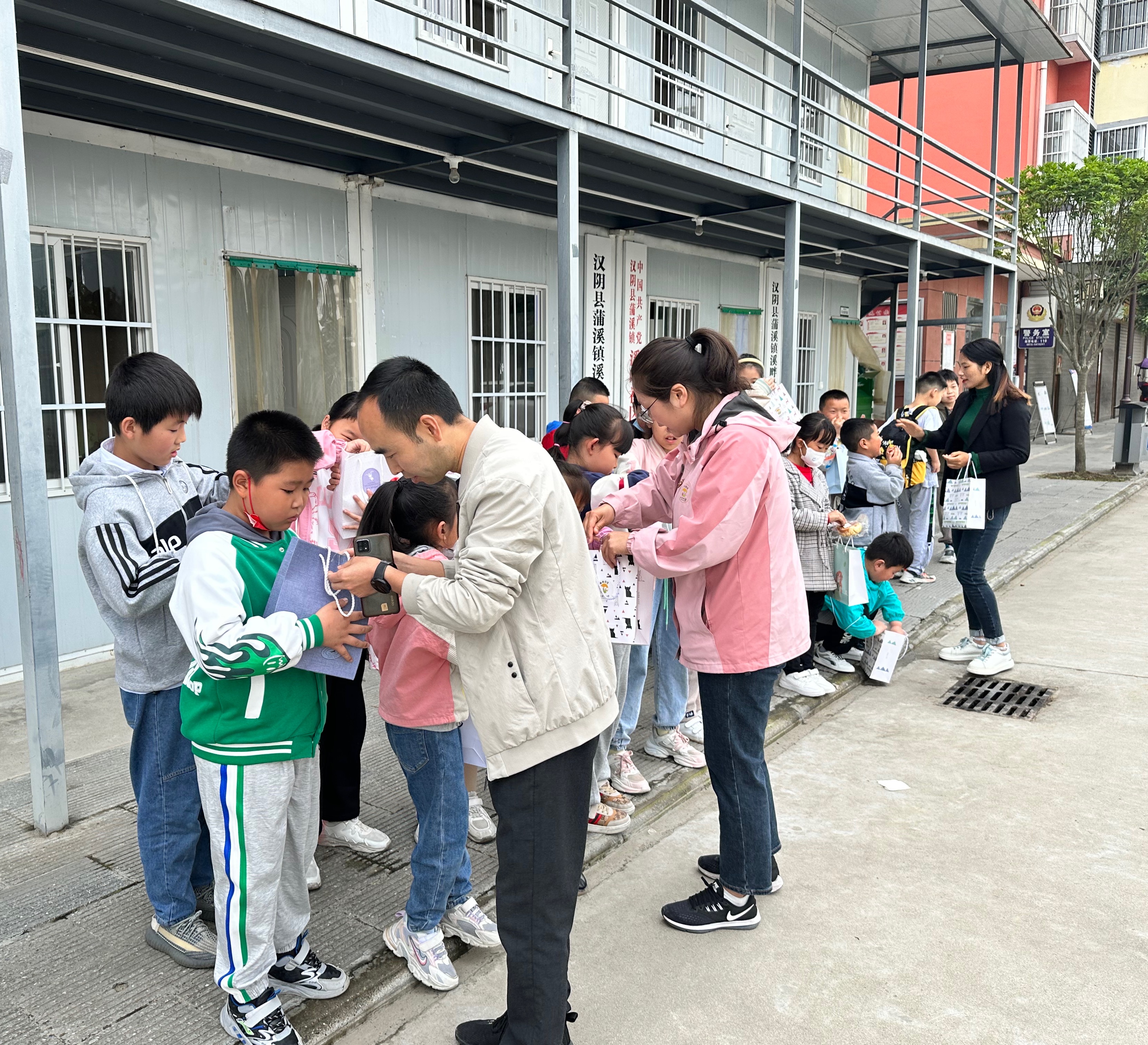 汉阴县凤台幼儿园党支部 开展庆“六一”儿童节关爱留守儿童主题党日