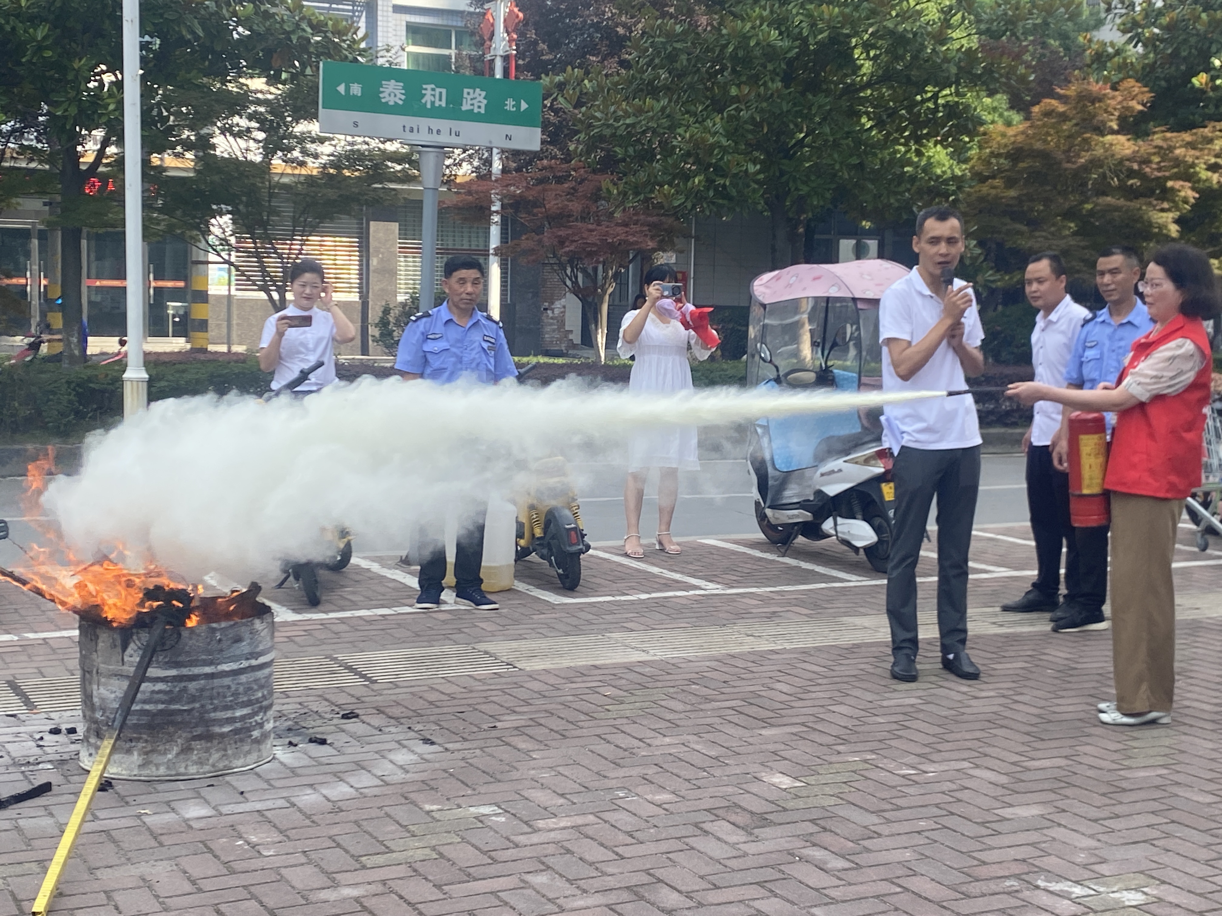 汉阴县城关镇长乐社区：开展消防安全演练，筑牢社区安全“防火墙”