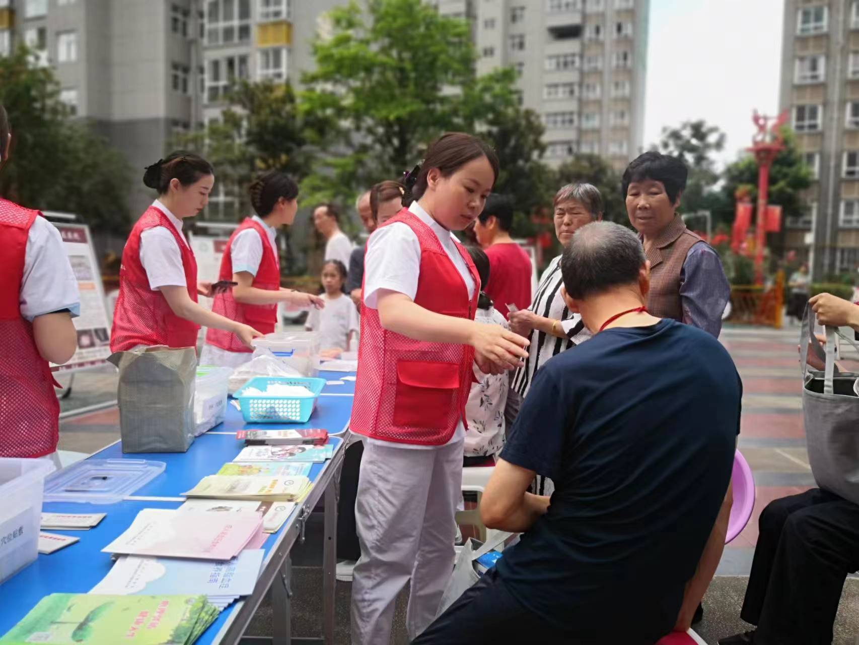 汉阴县城关镇凤台社区：“爱心义诊进社区，服务居民零距离”健康义诊活动