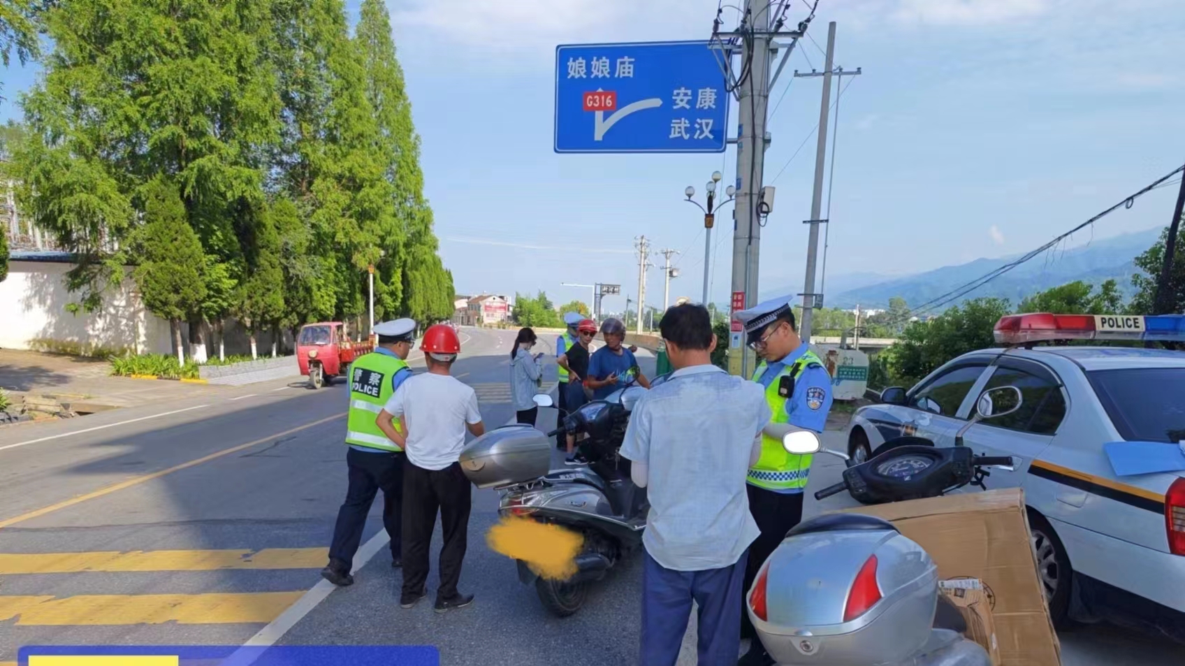 汉阴公安交警：安全出行不能忘 “一盔一带”记心间
