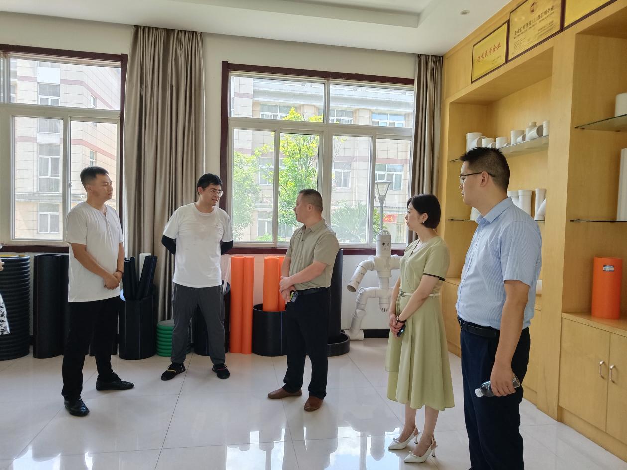 中山市祥实电器有限公司考察团来汉阴考察吹塑生产加工项目