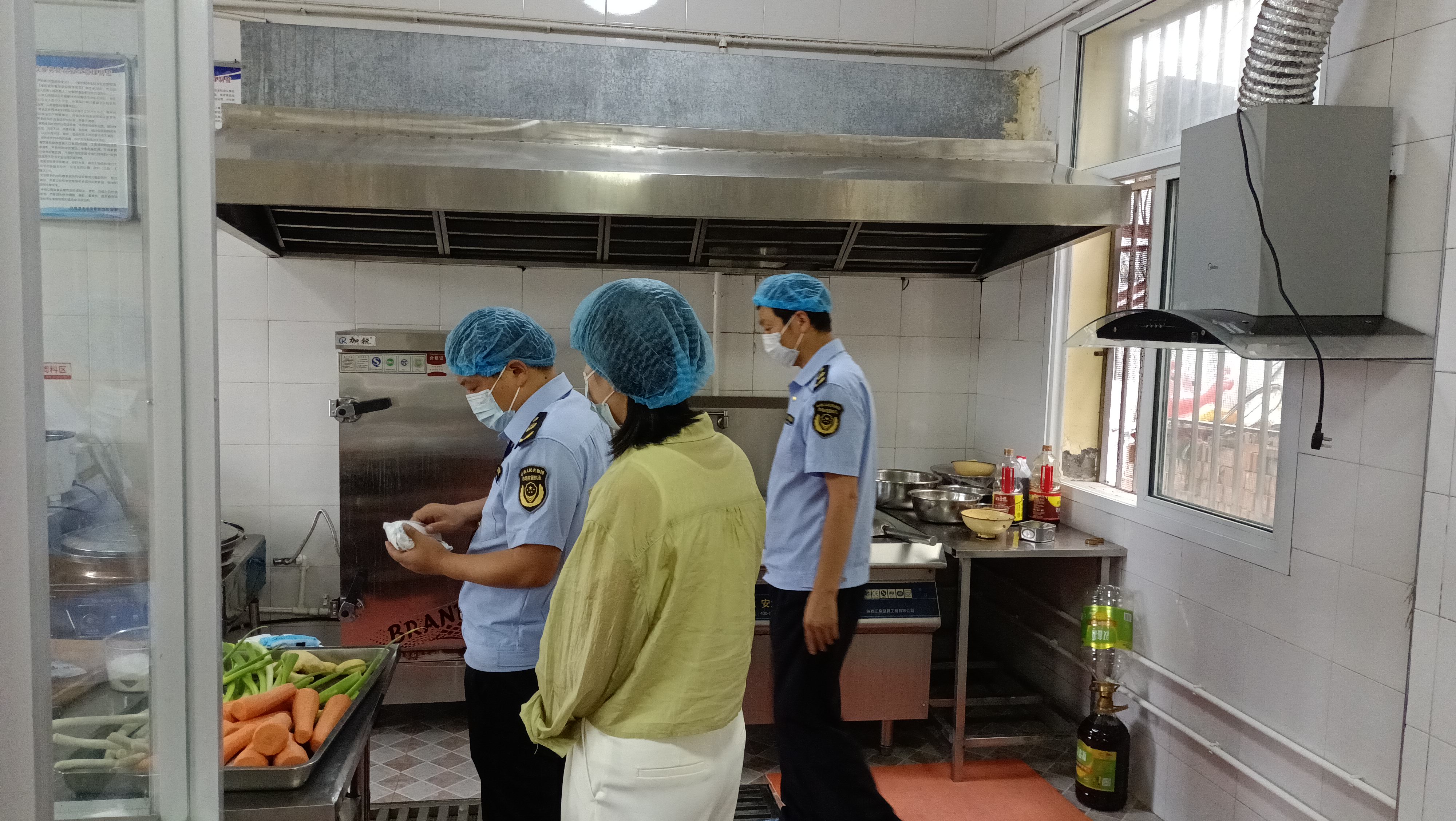 护航开学季  平梁市场监管所全力守护开学“第一餐”