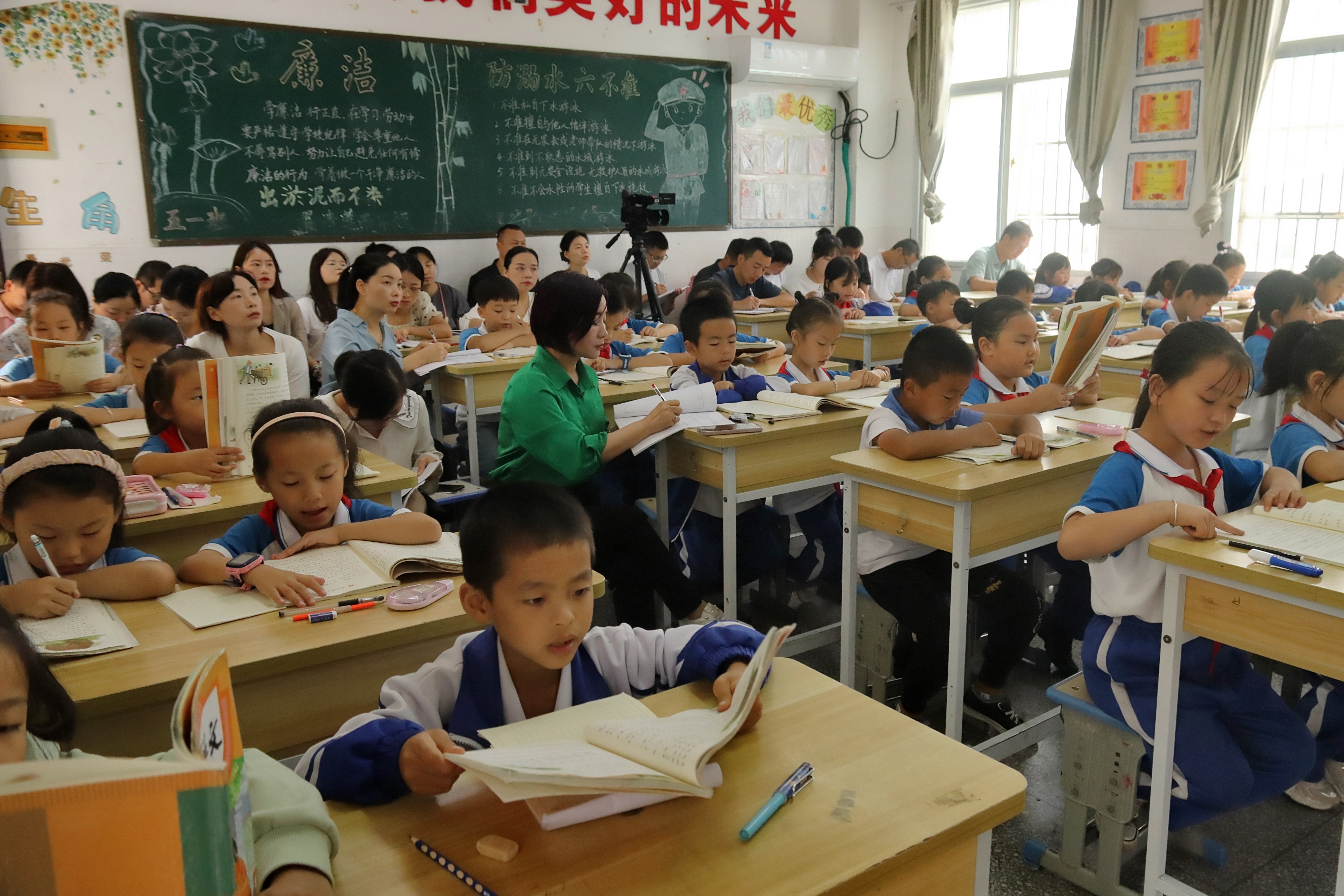 汉阴县蒲溪镇中心小学：开展示范教学 增强教研氛围