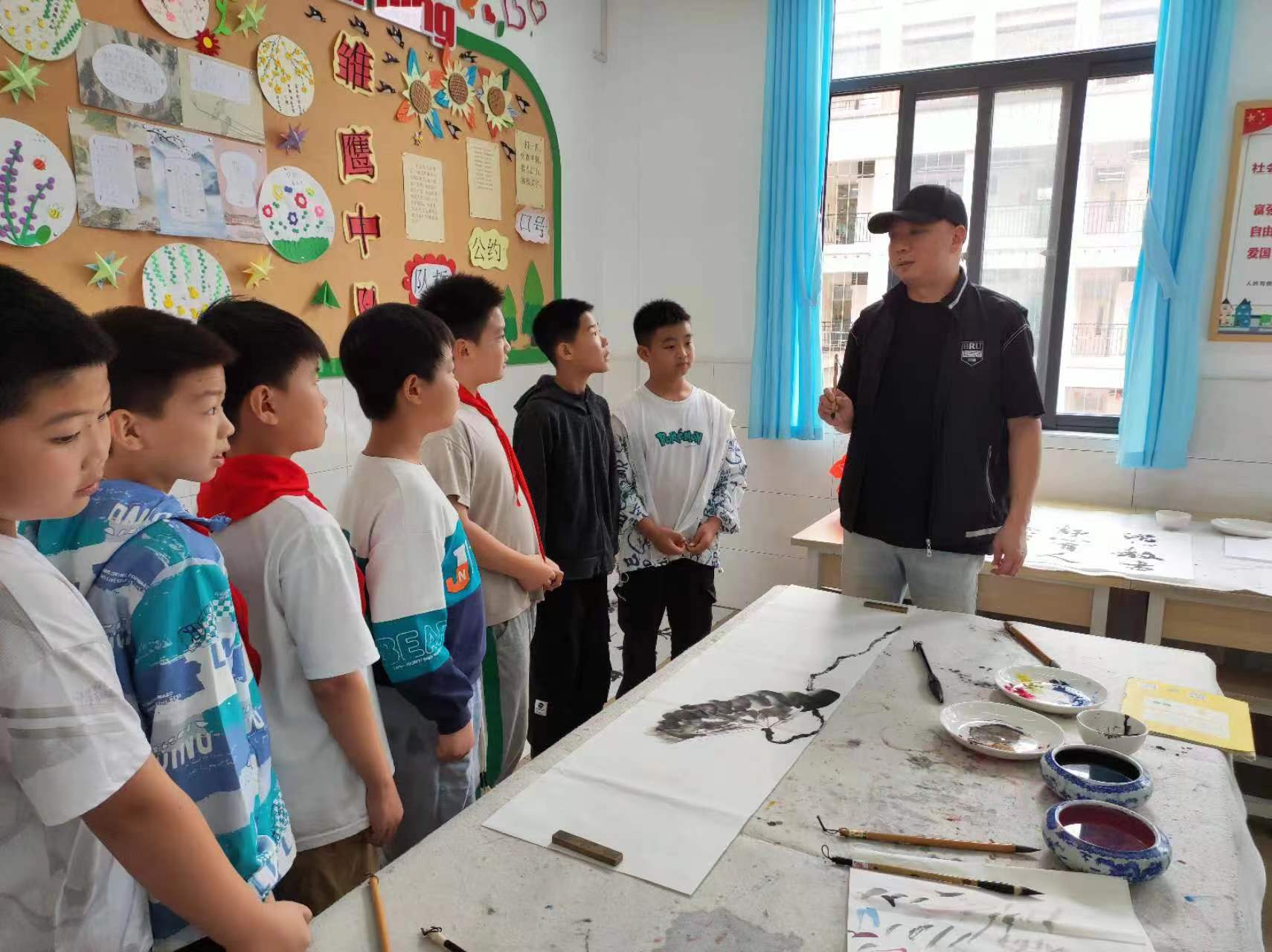 汉阴县恒大小学：书画名家进校园 翰墨飘香润桃李
