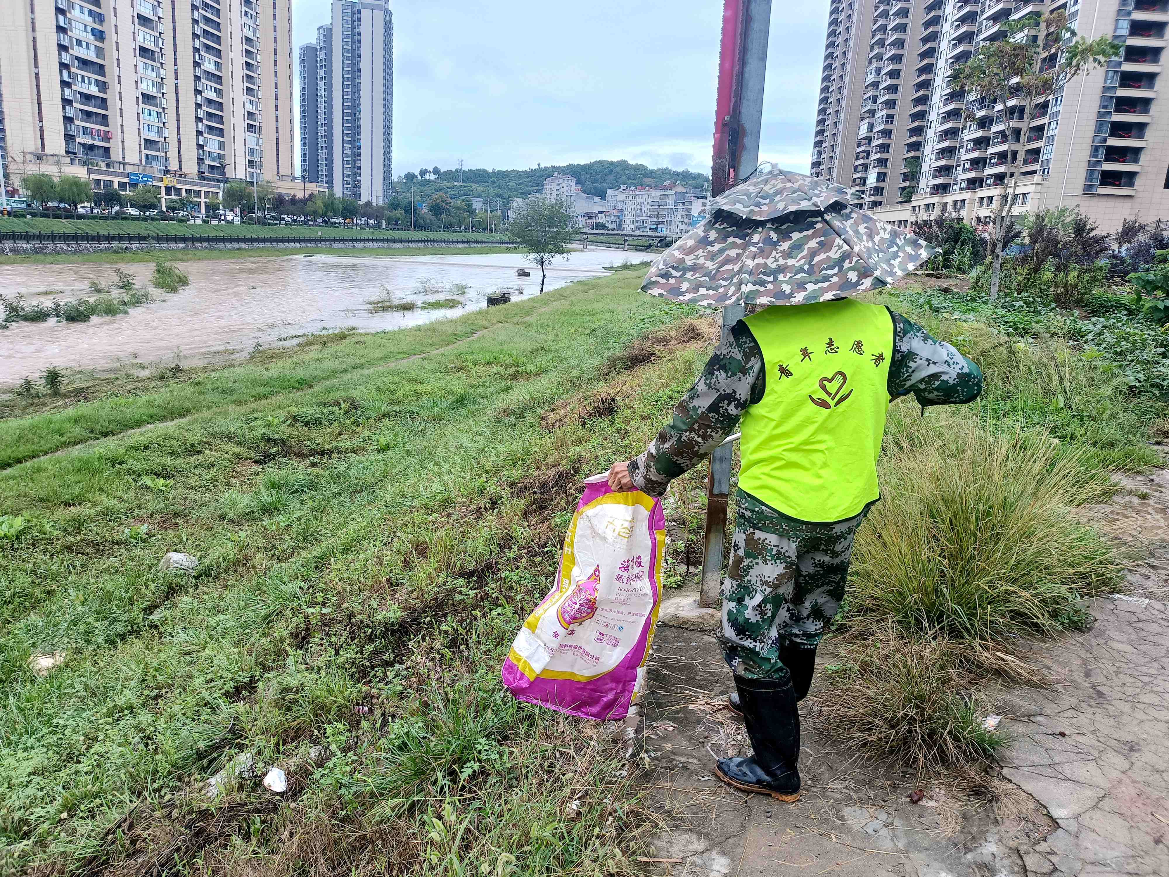 城关镇李家台社区：加强汛期河道保洁 守护“月河靓丽”