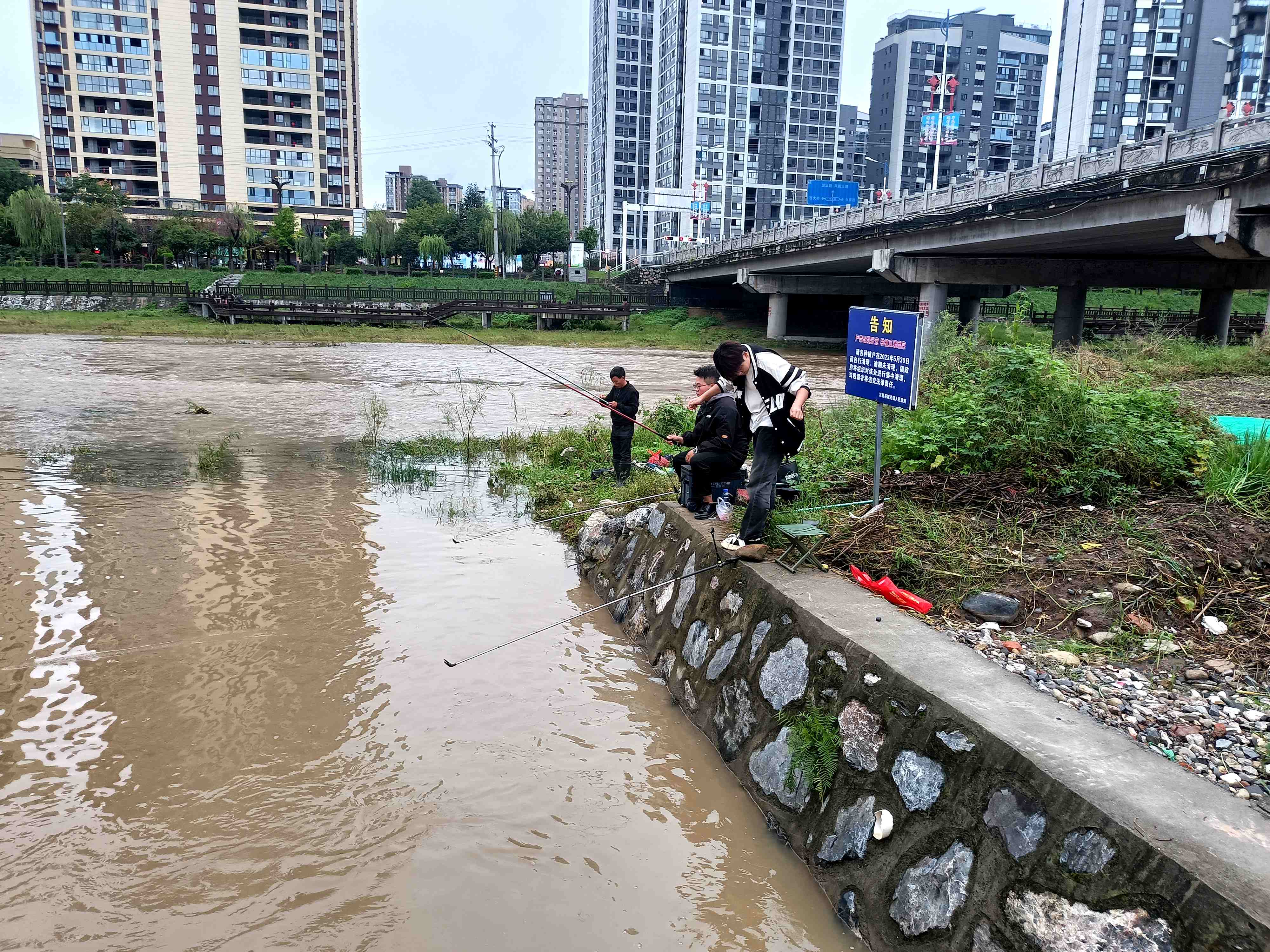 城关镇李家台社区：汛期垂钓很危险！网格员耐心劝离河道垂钓人员