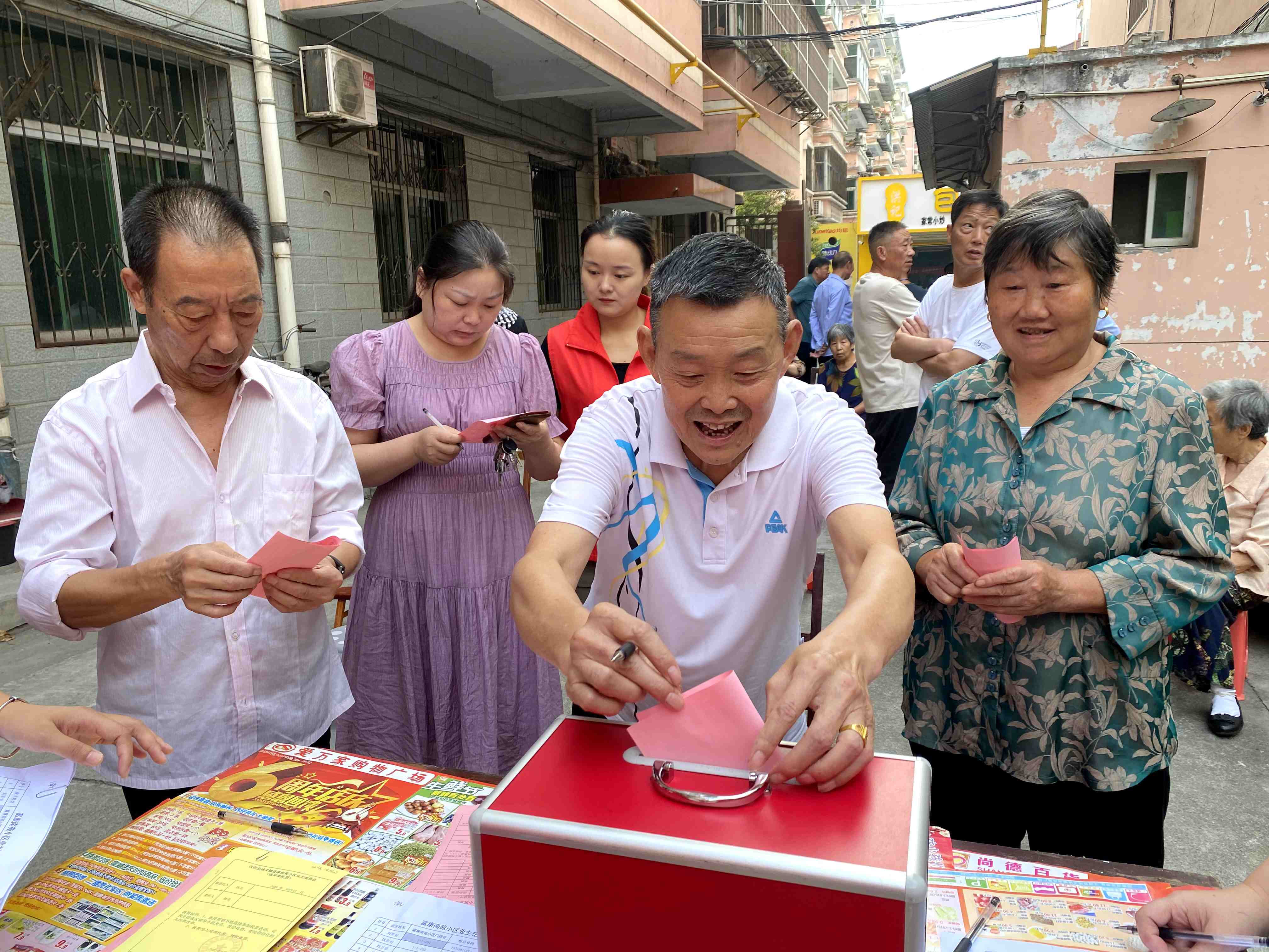 汉阴县城关镇新城社区：凝聚小区“红色”力量  共谱治理新篇章