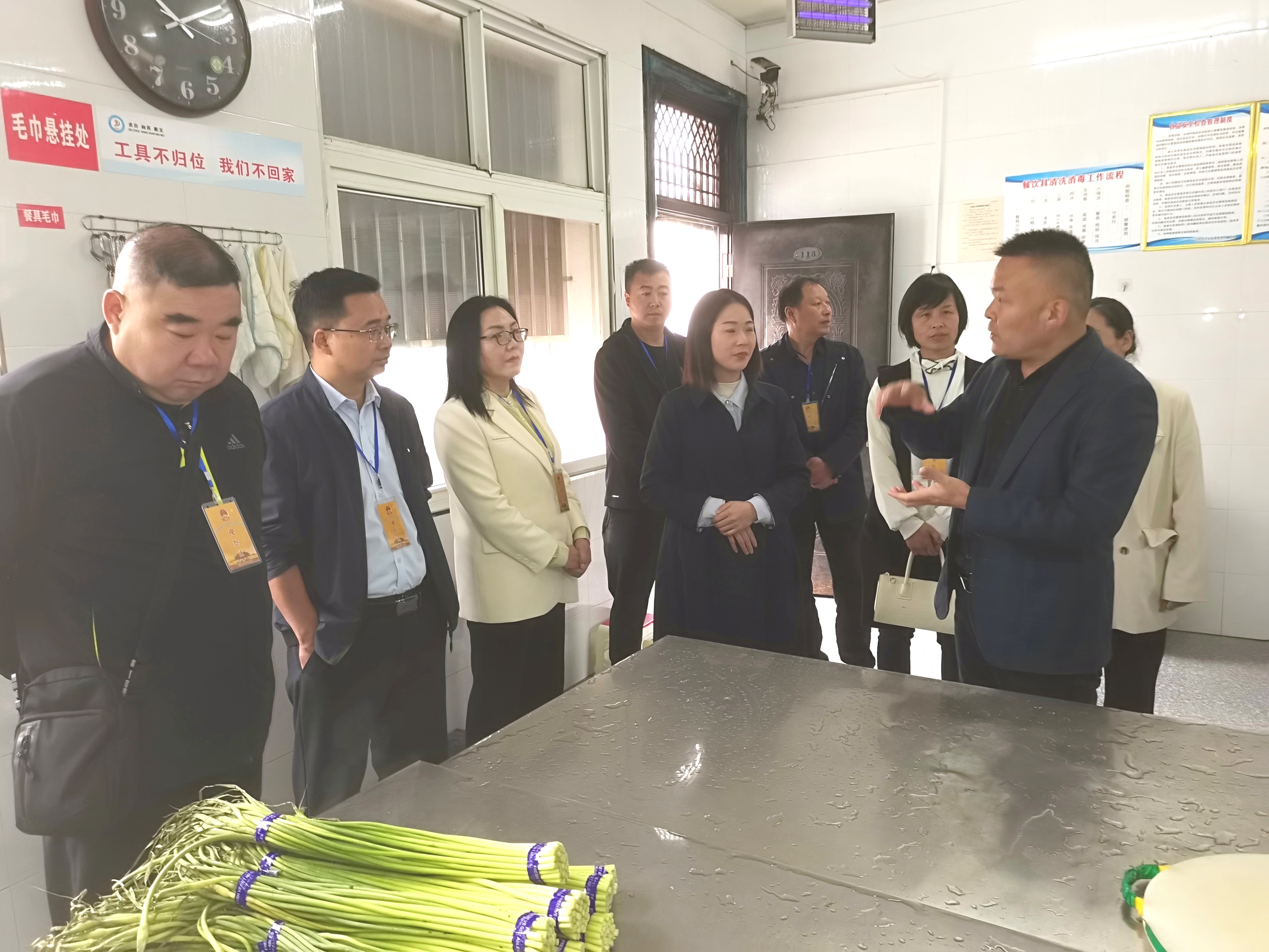 涧池镇人大代表到汉阴经开区附属小学视察学校食品安全工作