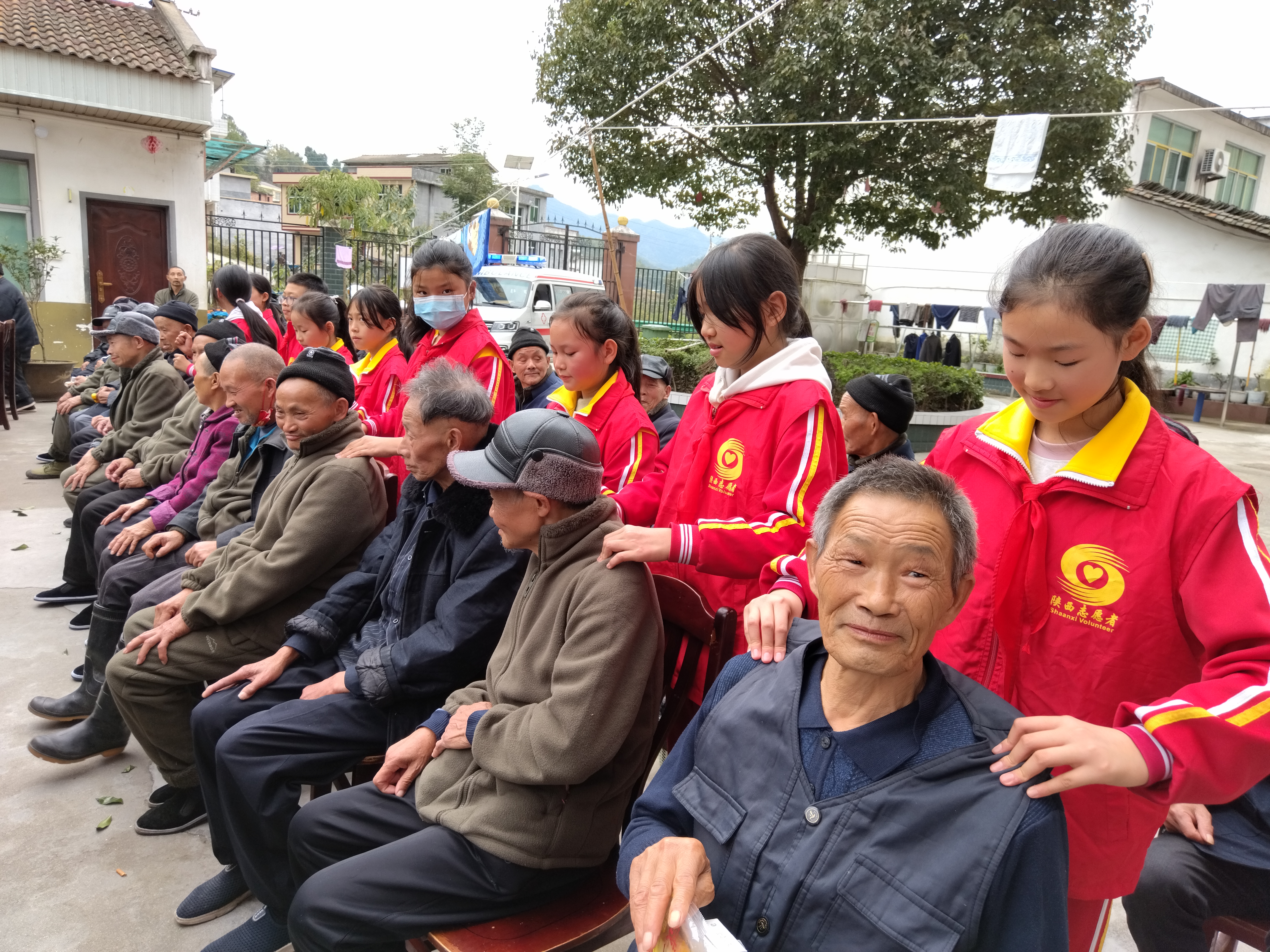 汉阴县漩涡镇中心小学开展“争做新时代好队员”重阳节主题实践活动
