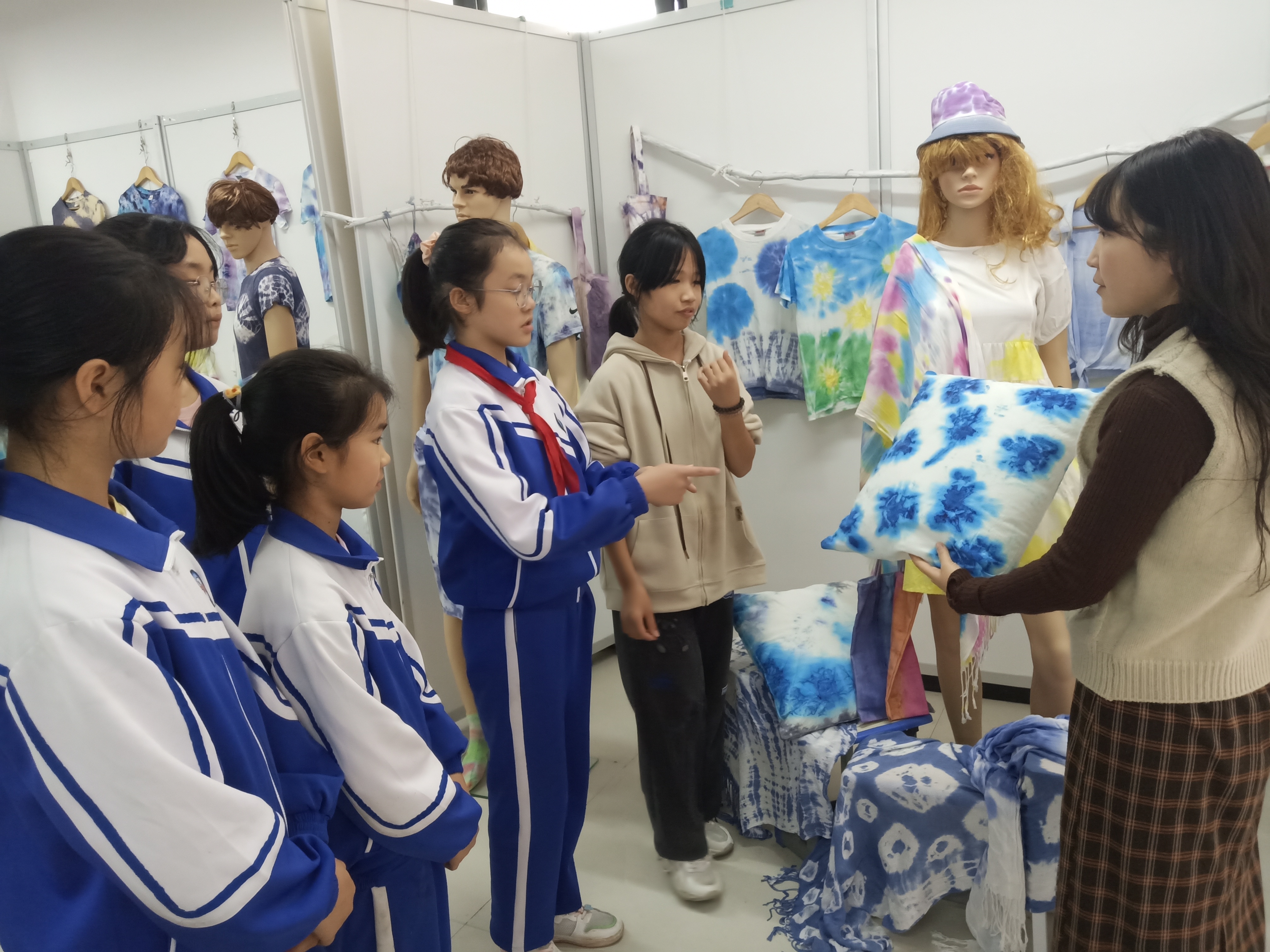 蒲溪镇中心小学扎染作品亮相安康市首届科技艺术节