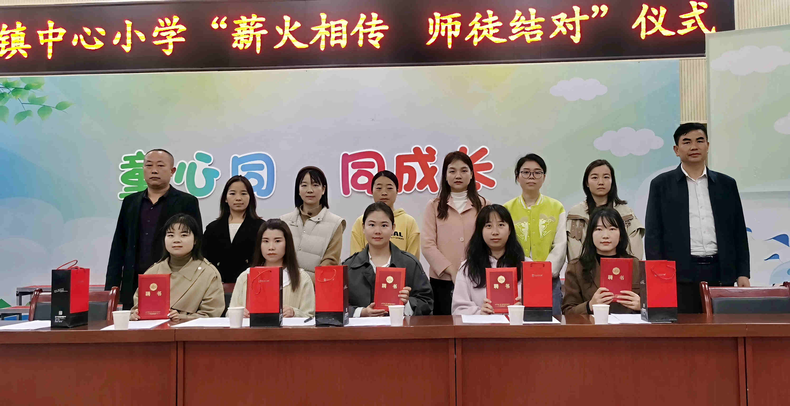汉阴县蒲溪镇中心小学师徒结对助力青年教师成长