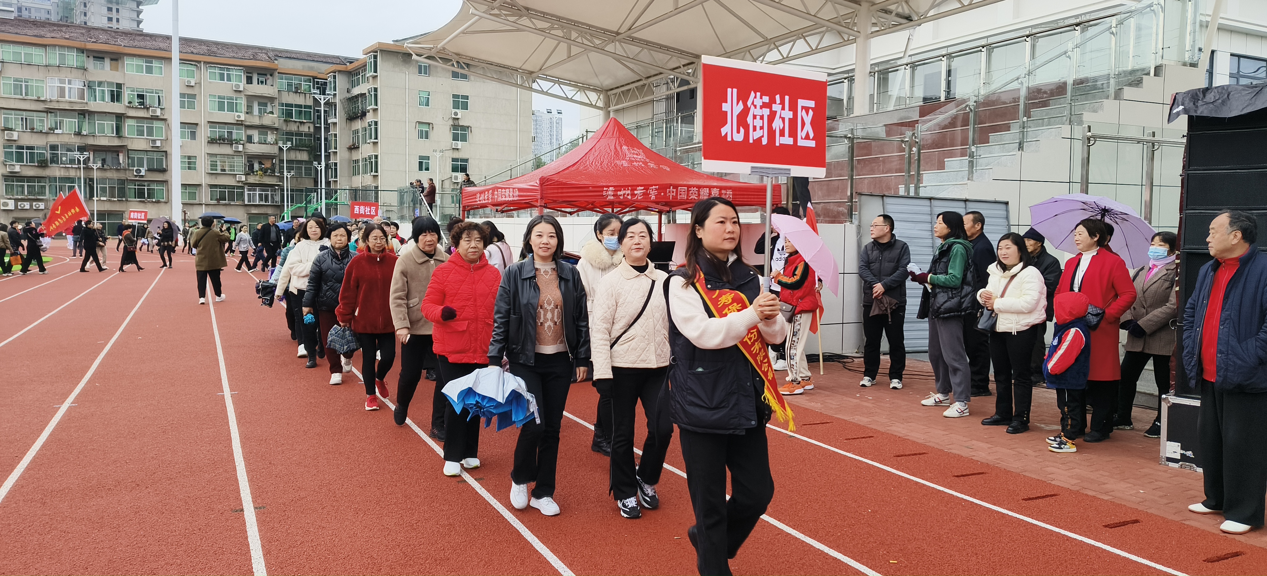 汉阴县城关镇北街社区组织干部群众参与“全国健步走”大联动