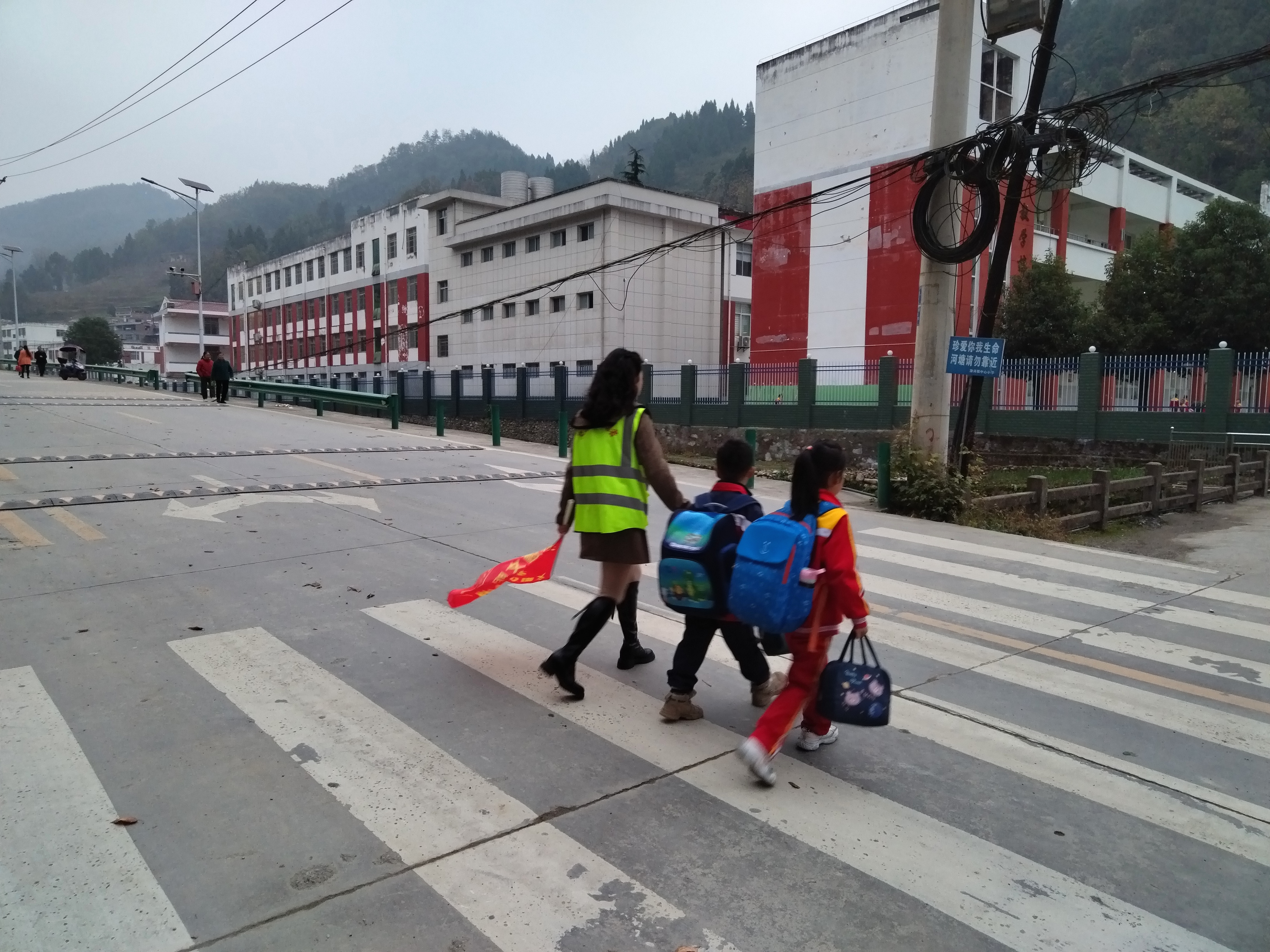 汉阴县漩涡镇中心小学：“四位一体”为孩子成长撑起“平安伞”