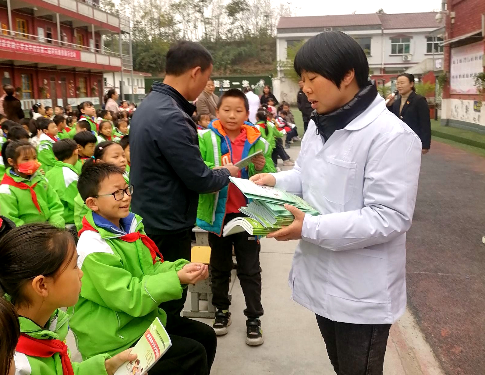 汉阴县城关镇卫生院到实验小学太平校区开展健康知识讲座