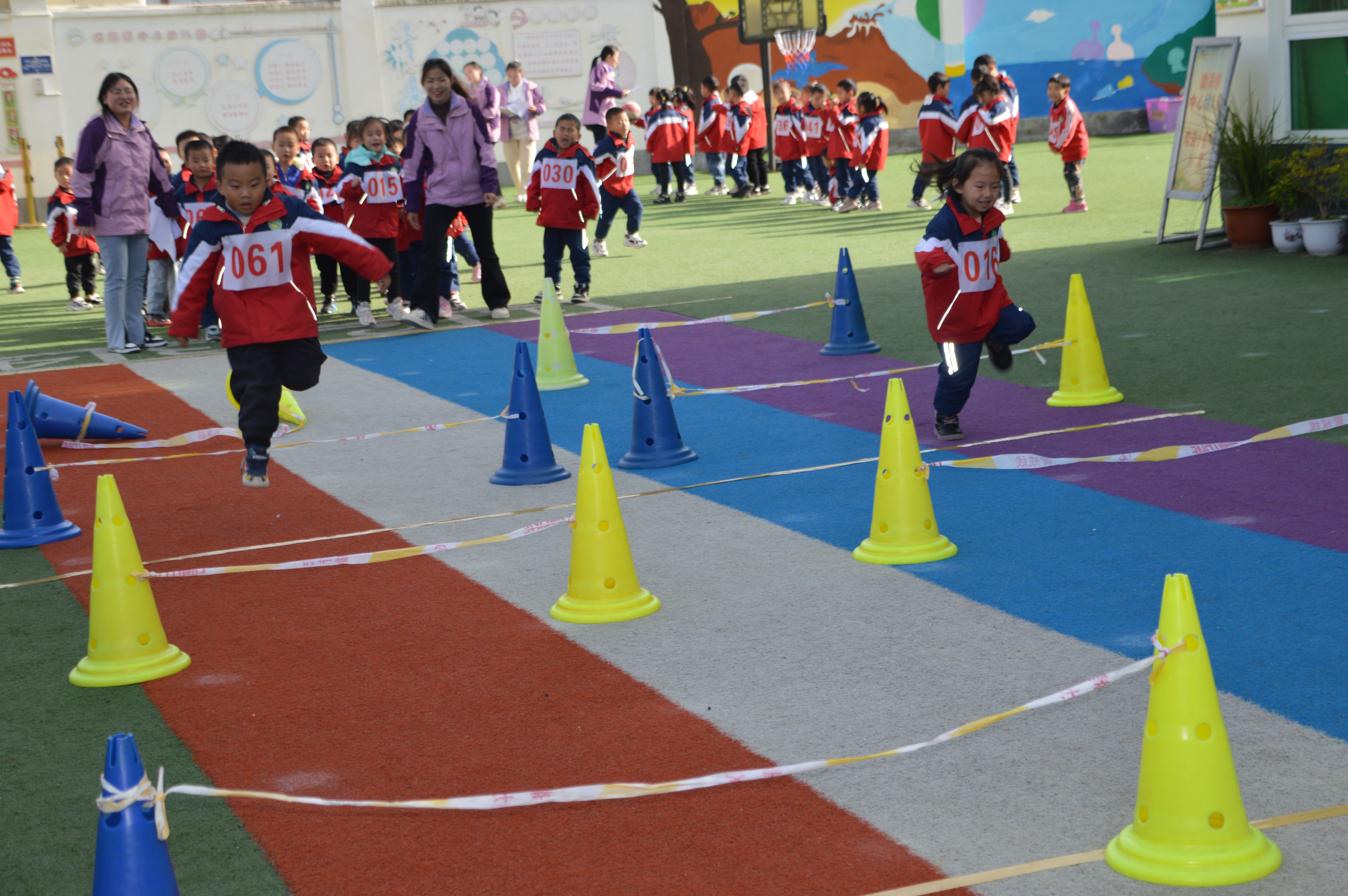 汉阴县漩涡镇中心幼儿园大班年级组开展冬季运动会