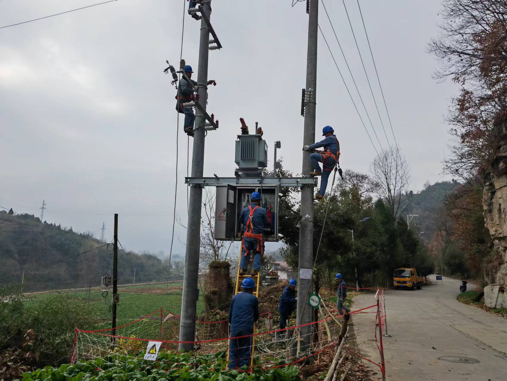国网汉阴县供电公司：加快治理“低电压”保障群众过暖冬