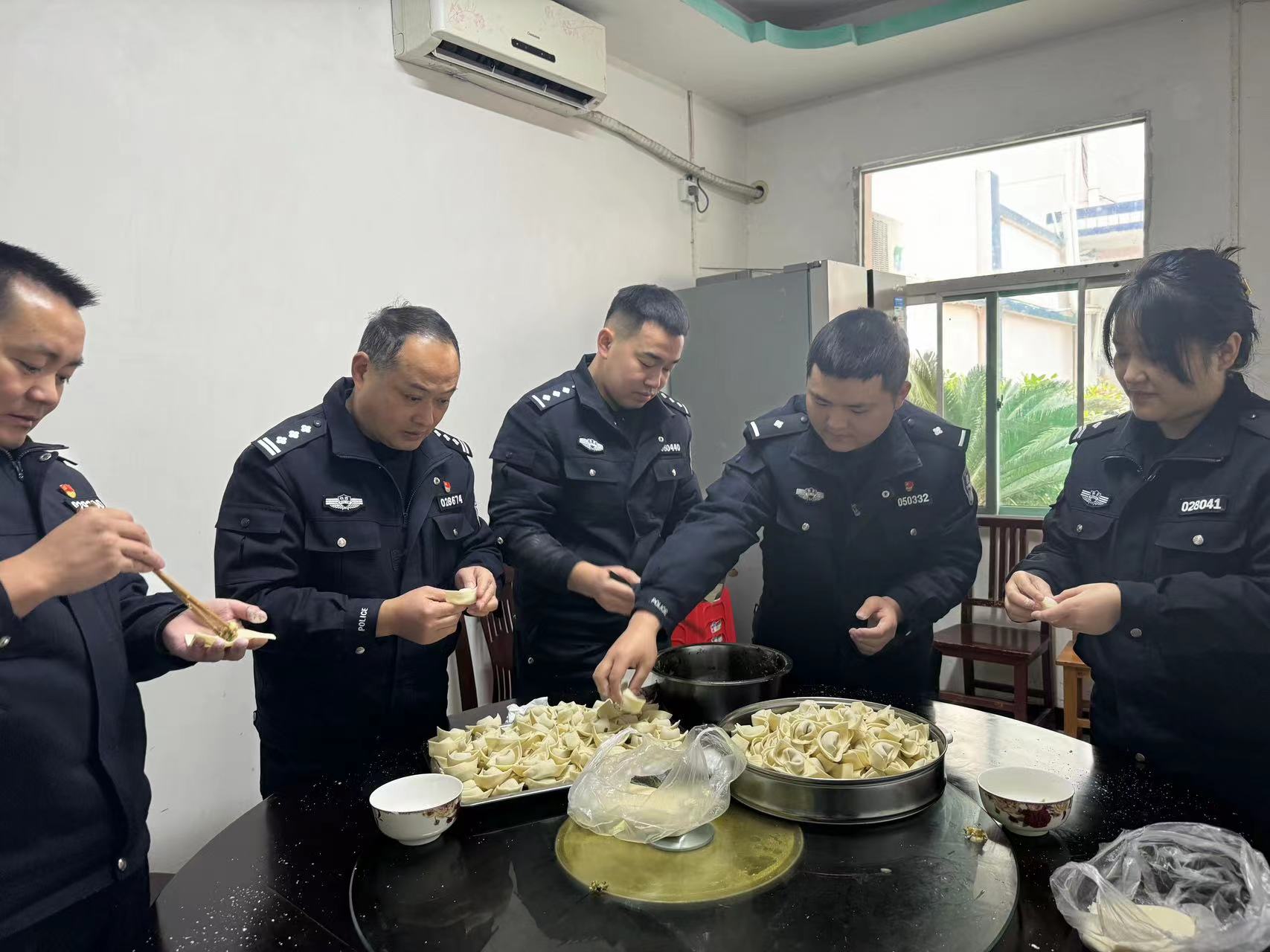 民警冬至送饺子暖人心