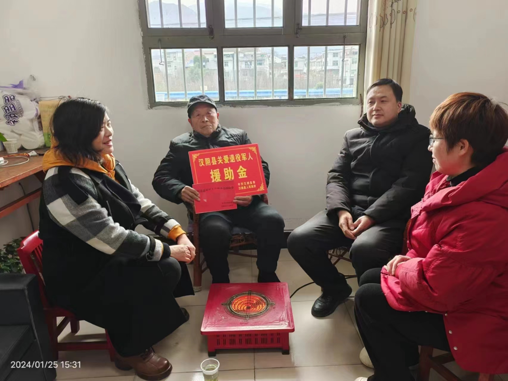 节前发放关爱基金 情暖困难老兵