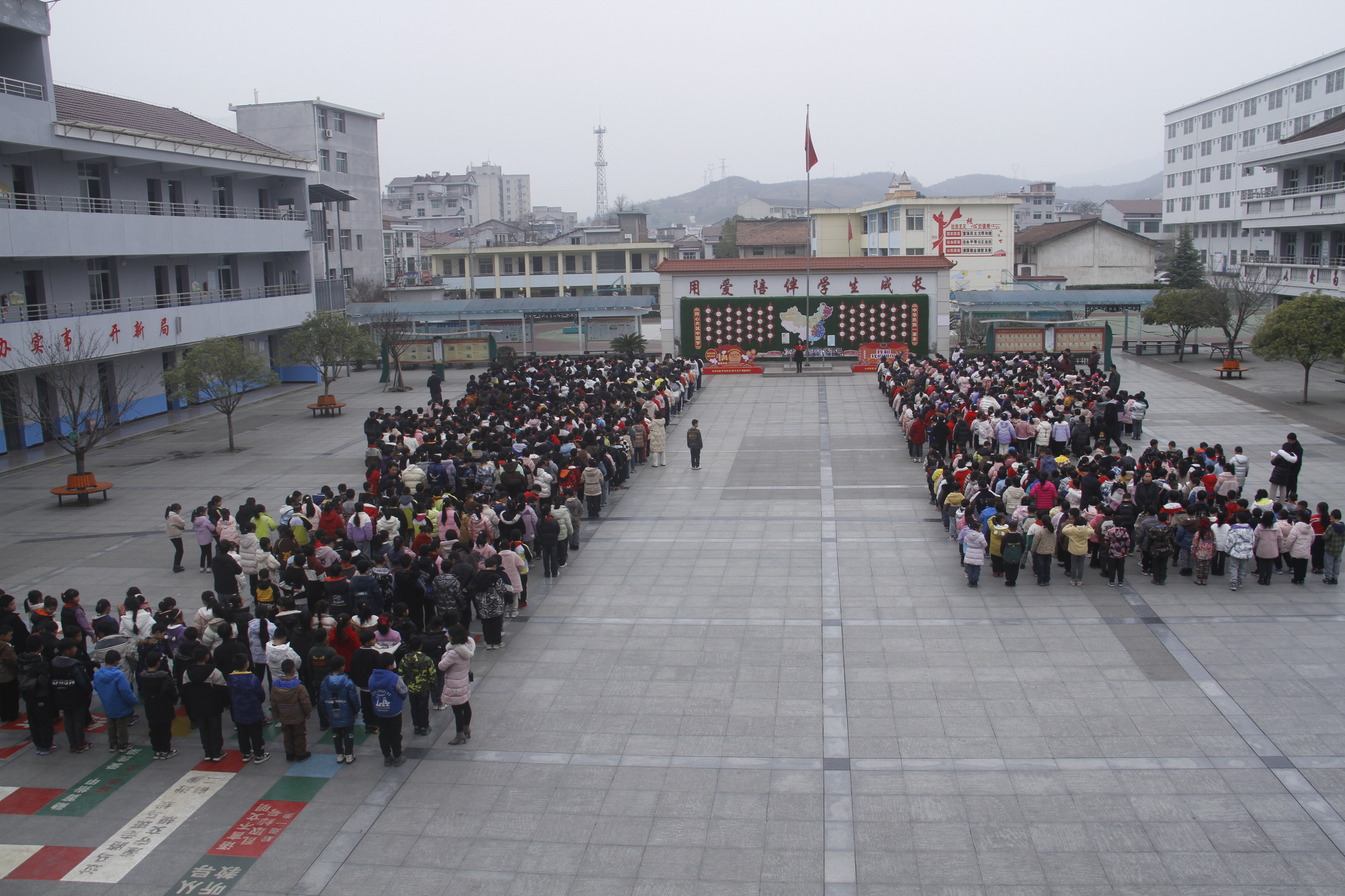 汉阴县平梁镇中心小学举行“学雷锋”活动启动仪式