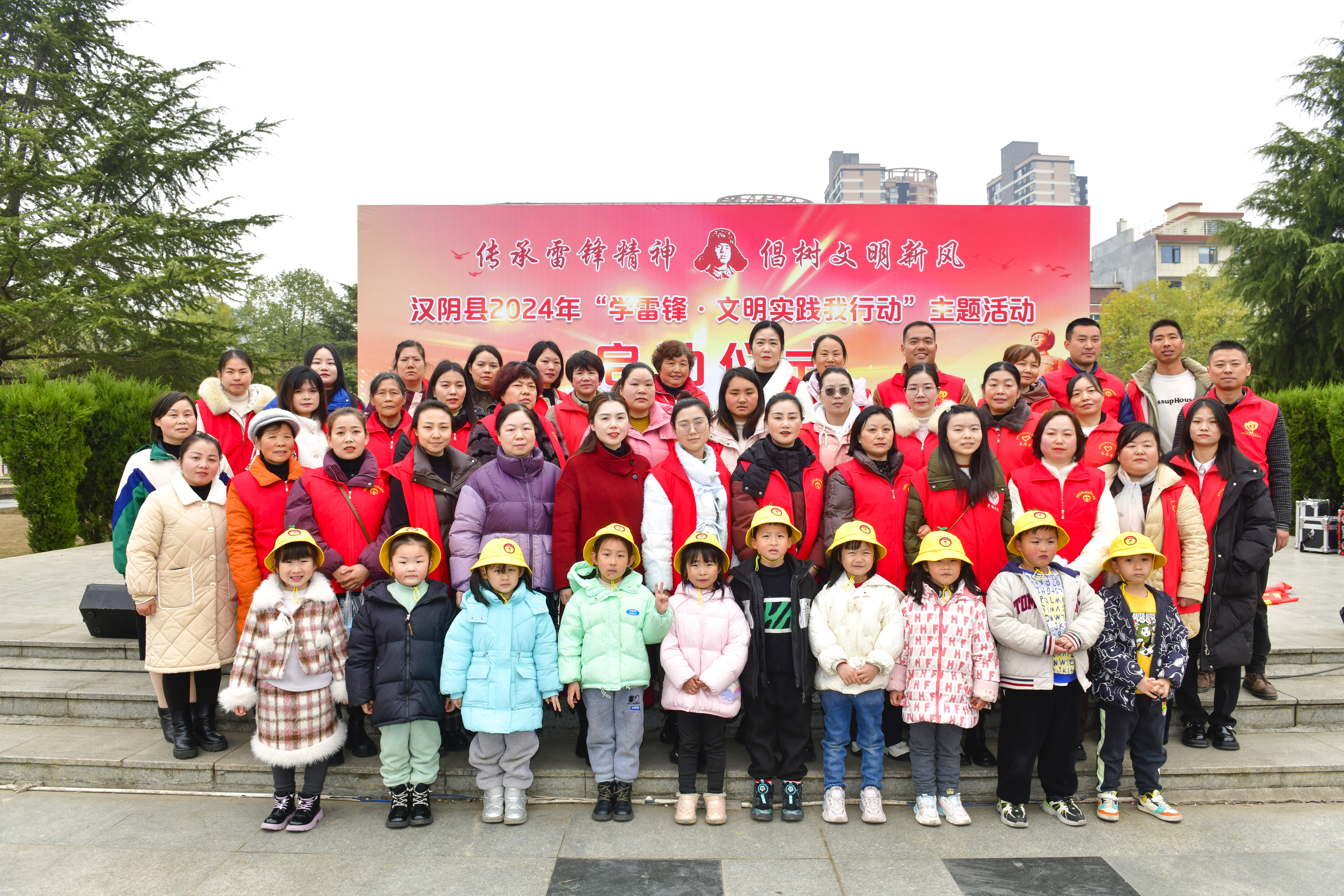 汉阴县城关镇南街社区开展“学习雷锋好榜样 园社联动文明行”文明实践活动