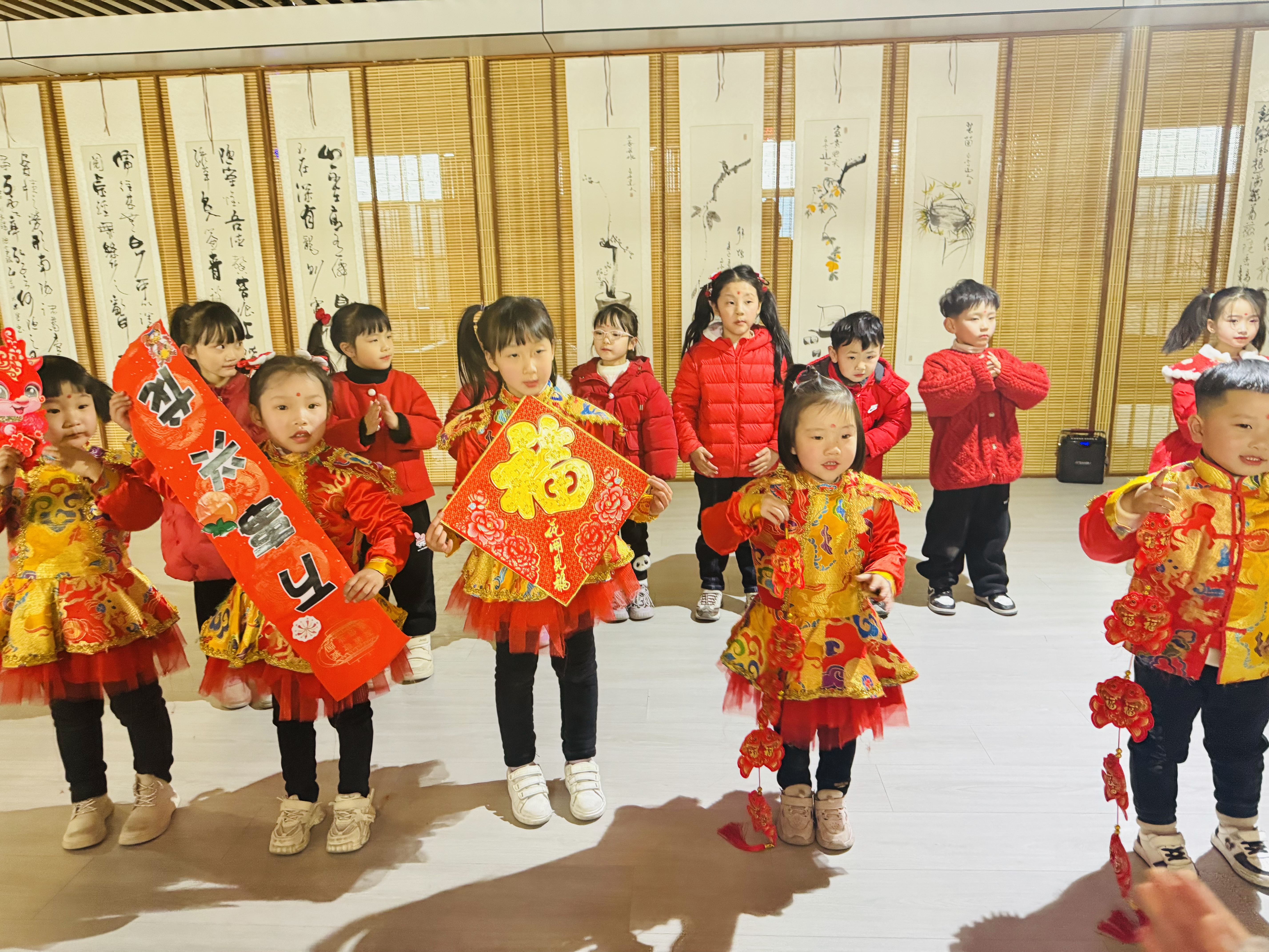 汉阴县第二幼儿园党支部开展“三八”国际妇女节党员教师进社区志愿服务活动