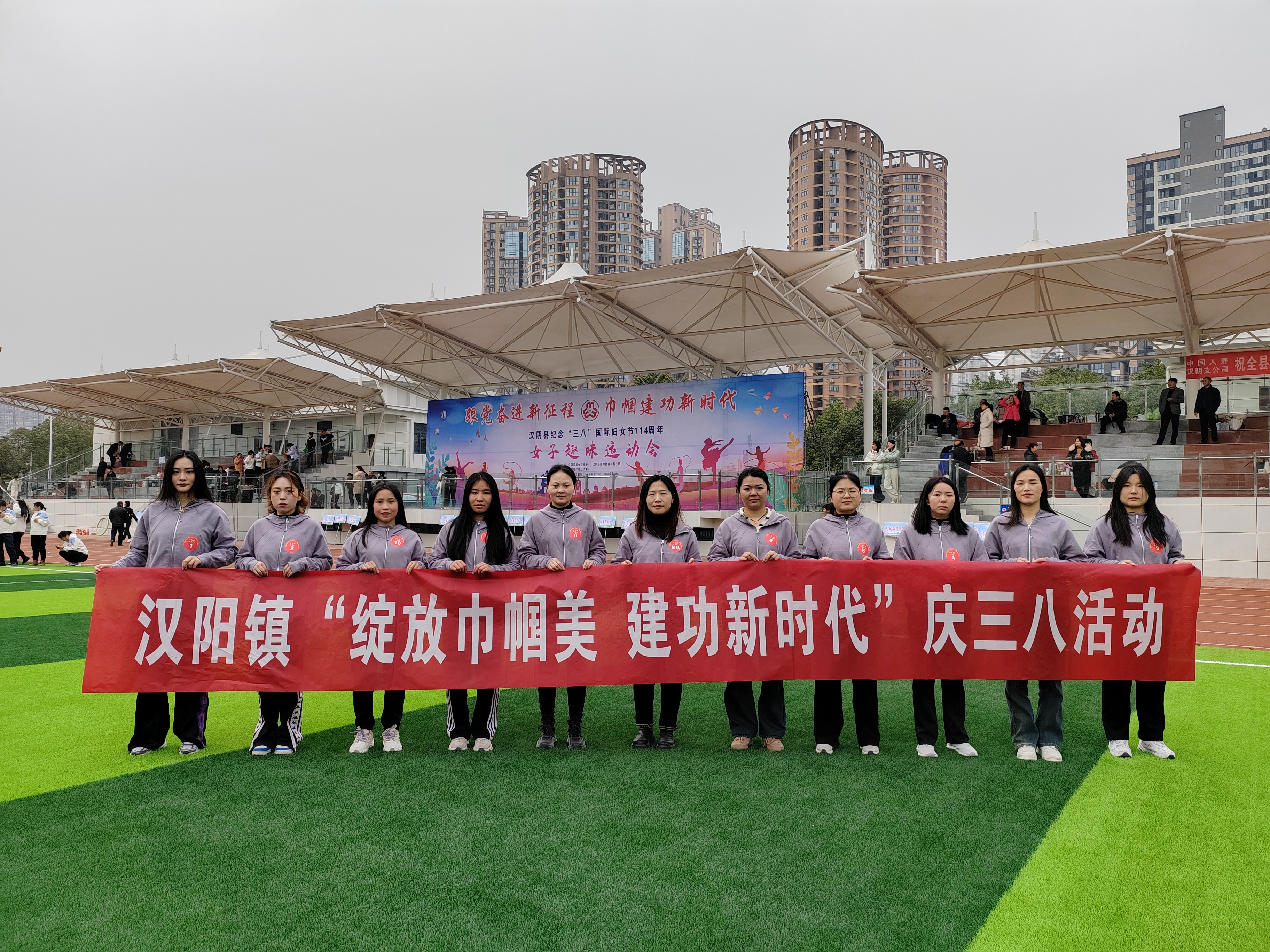 汉阴县汉阳镇中心小学开展庆“三八”踏青采摘活动