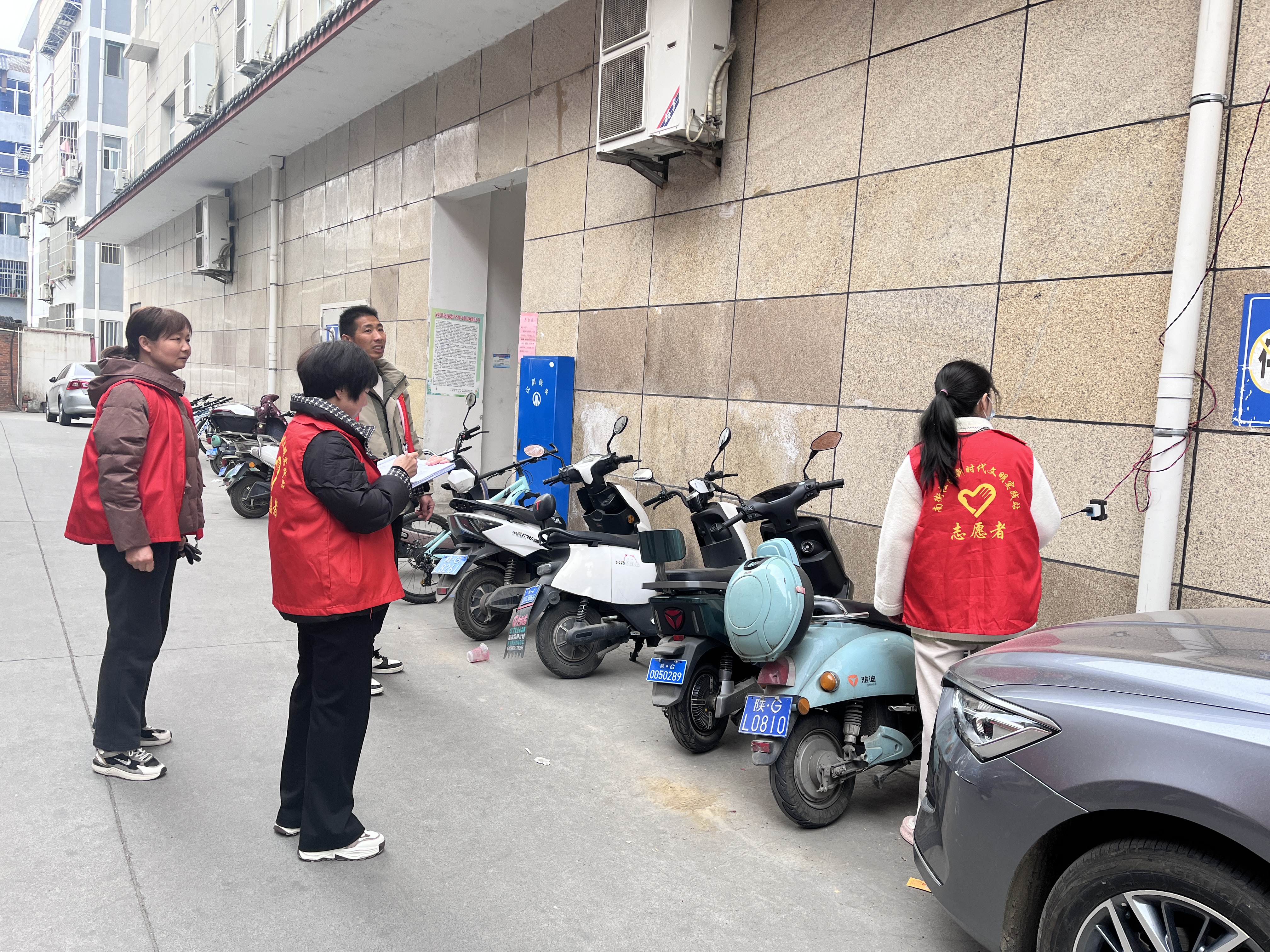 汉阴县城关镇南街社区开展电动车停放充电安全宣传活动