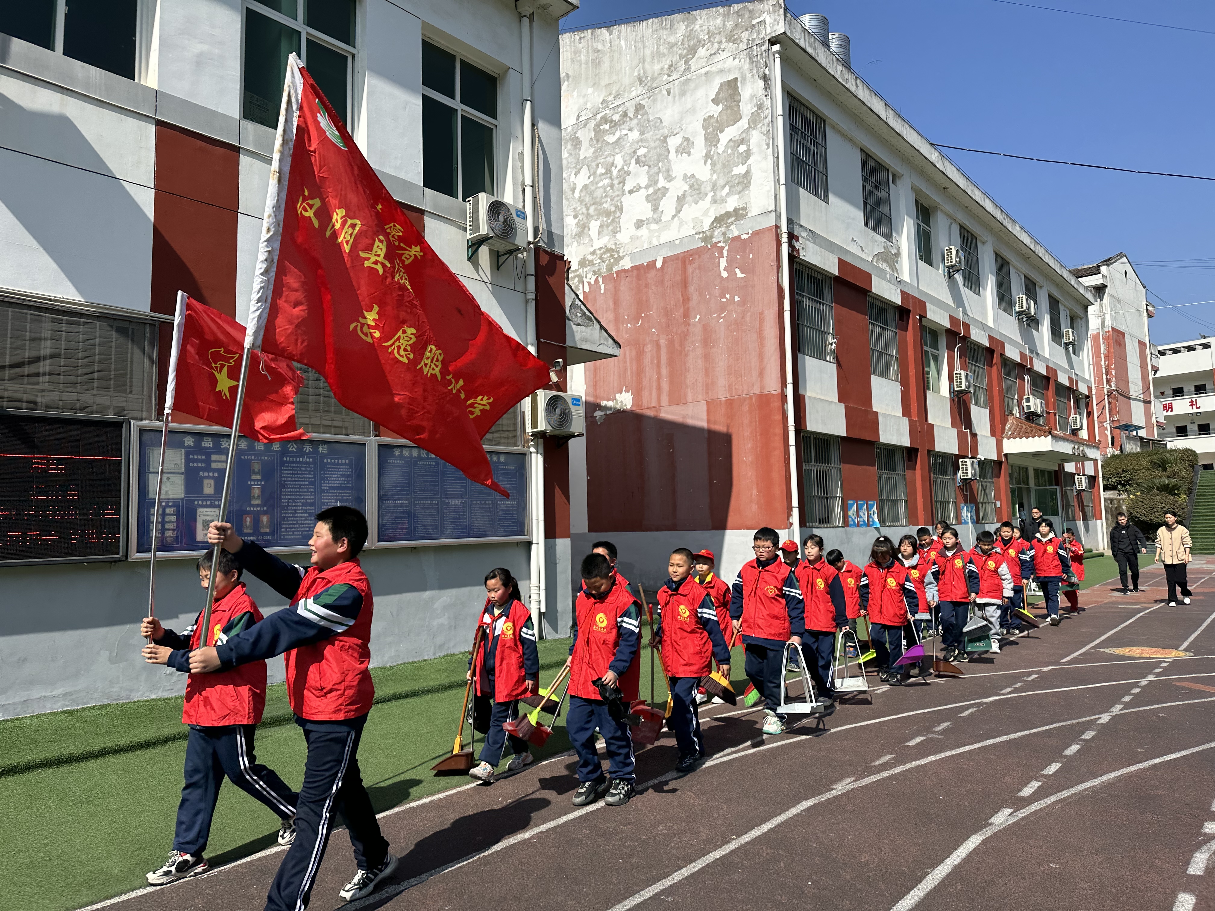 汉阴县漩涡镇中心小学开展“爱绿护绿 争做环保小卫士”主题教育活动
