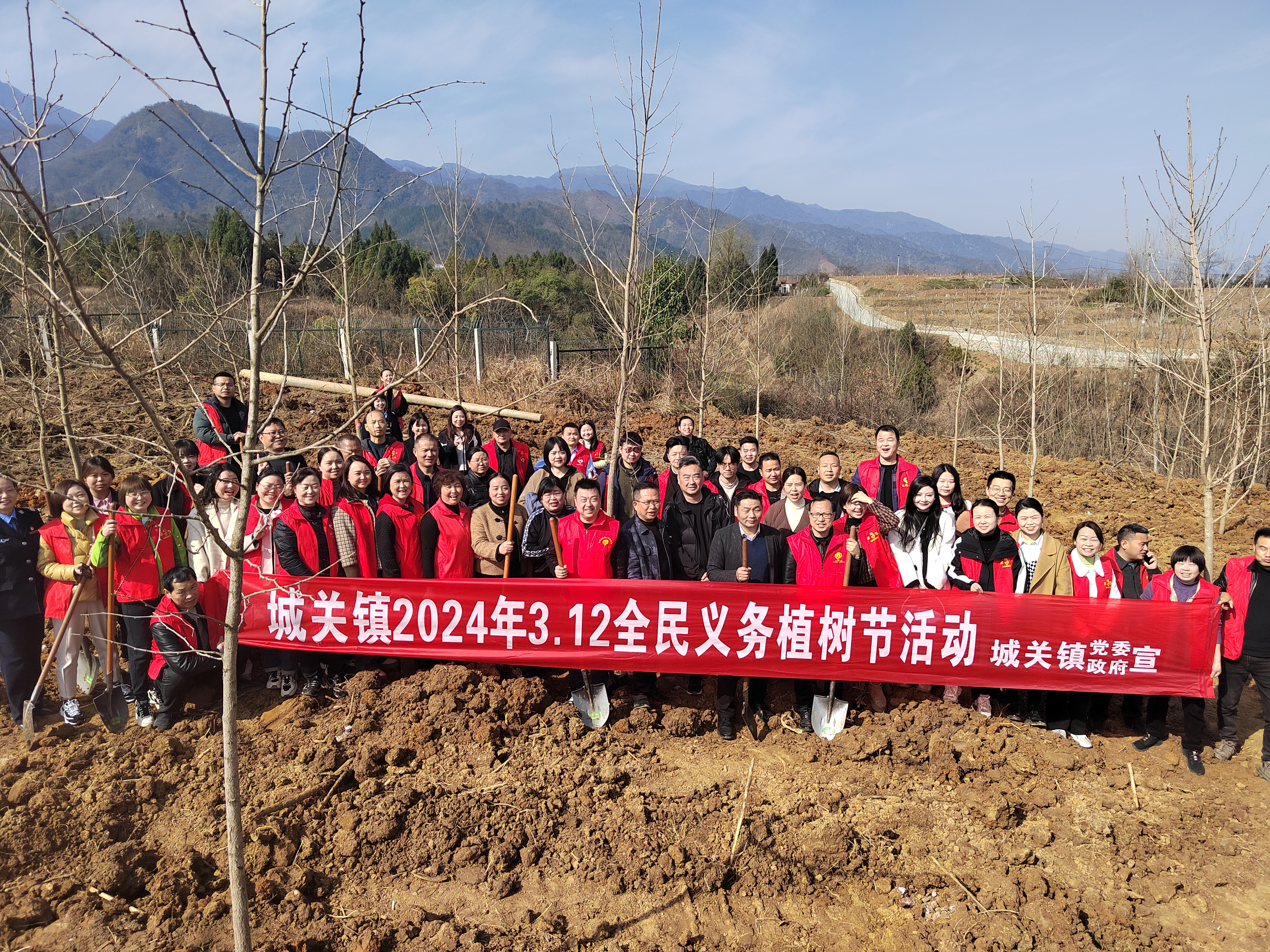 汉阴县城关镇：植产业树 造生态林 