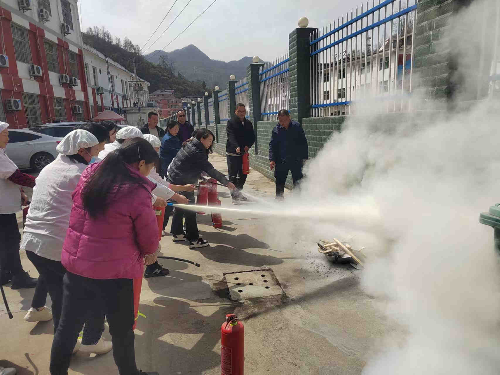 汉阴县漩涡镇中心小学开展灭火器实操培训